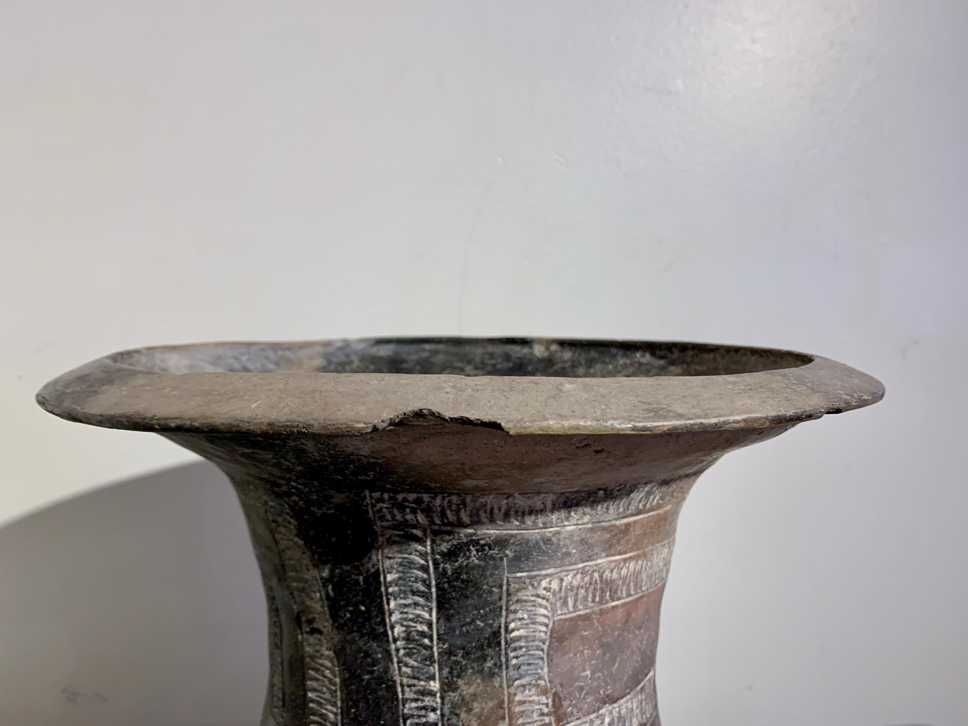 Vase en poterie noire bruni et incisée de Ban Chiang, 1200-800 avant J.-C., Thaïlande Bon état - En vente à Austin, TX