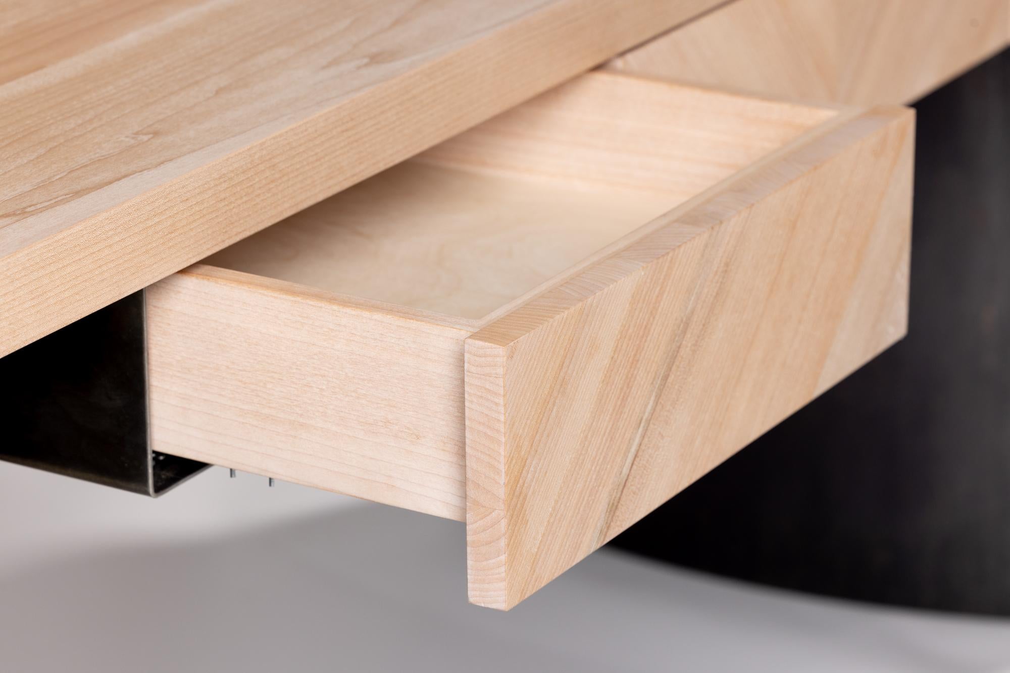 Ban Schreibtisch aus geschwungenem Stahl und Ahornholz von Autonomous Furniture im Angebot 4