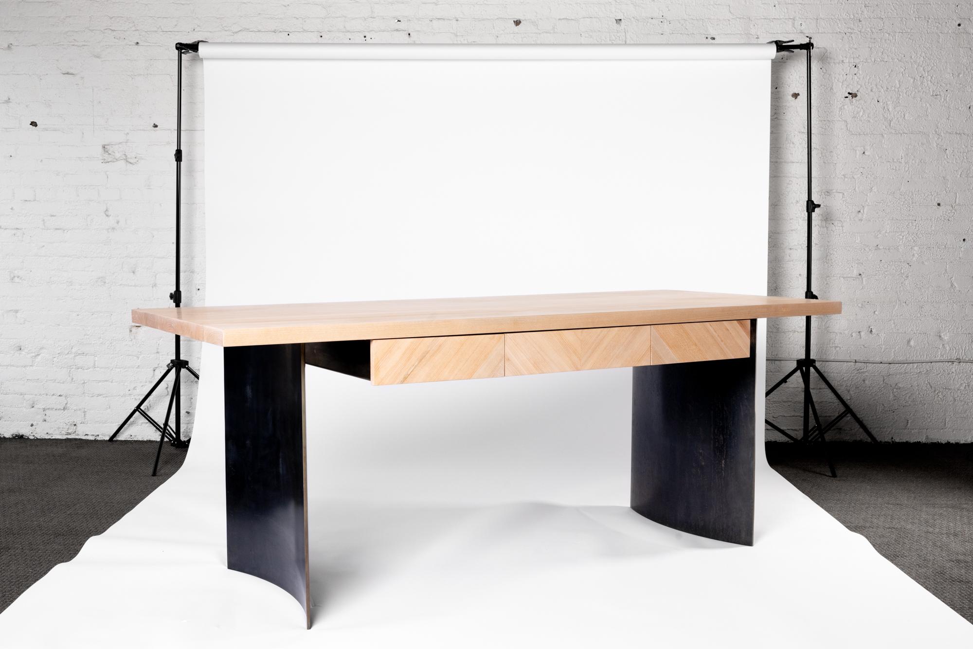 Mit dem Ban Desk von Autonomous Furniture trifft zeitlose Eleganz auf industrielle Eleganz, um Ihren Arbeitsplatz mit unvergleichlicher Raffinesse aufzuwerten.

Stellen Sie sich vor, wie sich Ihr Arbeitsplatz durch die schlanken Linien und die