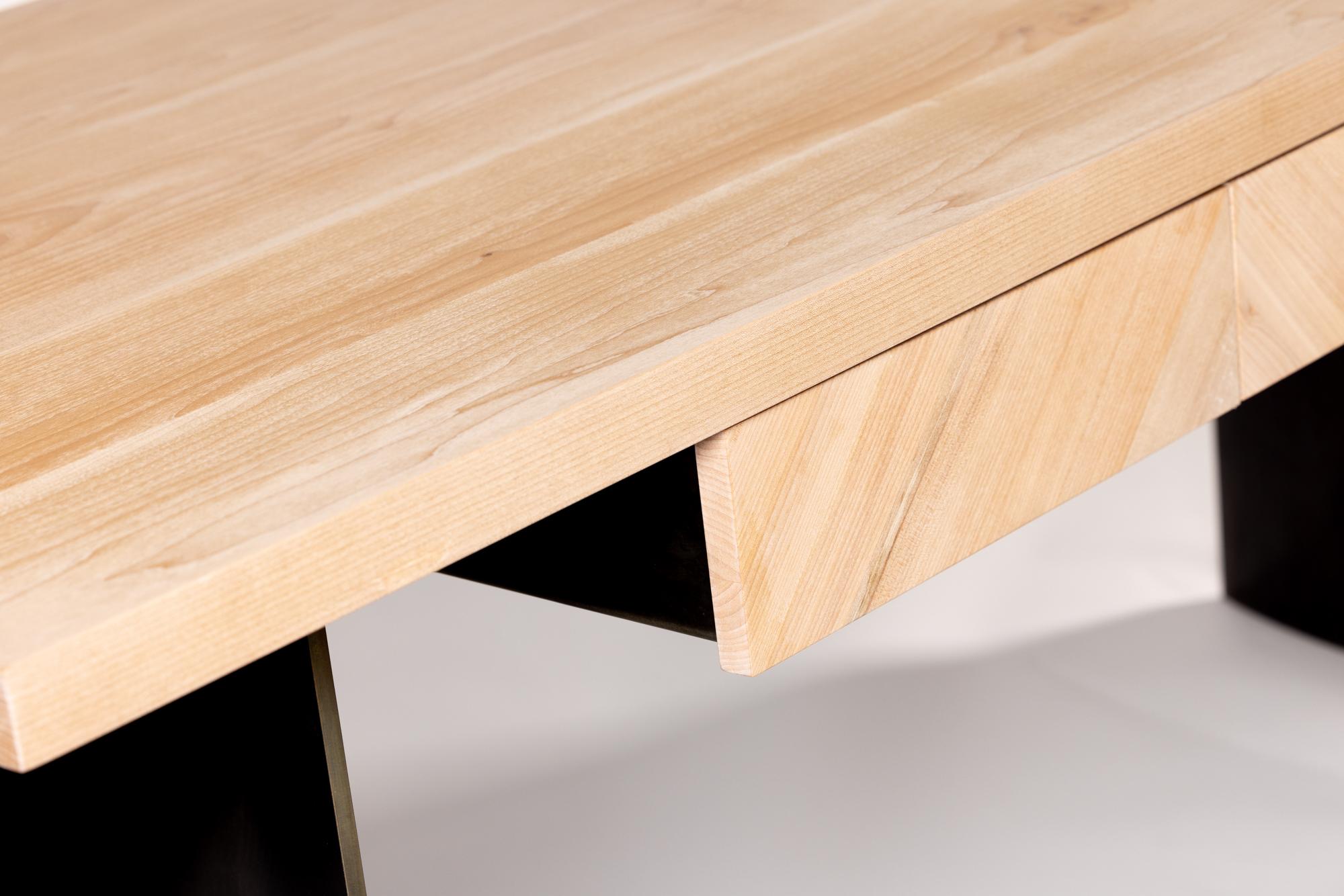 Ban Schreibtisch aus geschwungenem Stahl und Ahornholz von Autonomous Furniture (Kanadisch) im Angebot