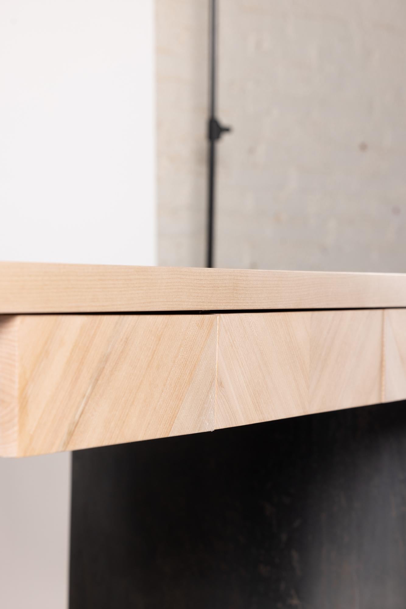 Ban Schreibtisch aus geschwungenem Stahl und Ahornholz von Autonomous Furniture (Asche) im Angebot