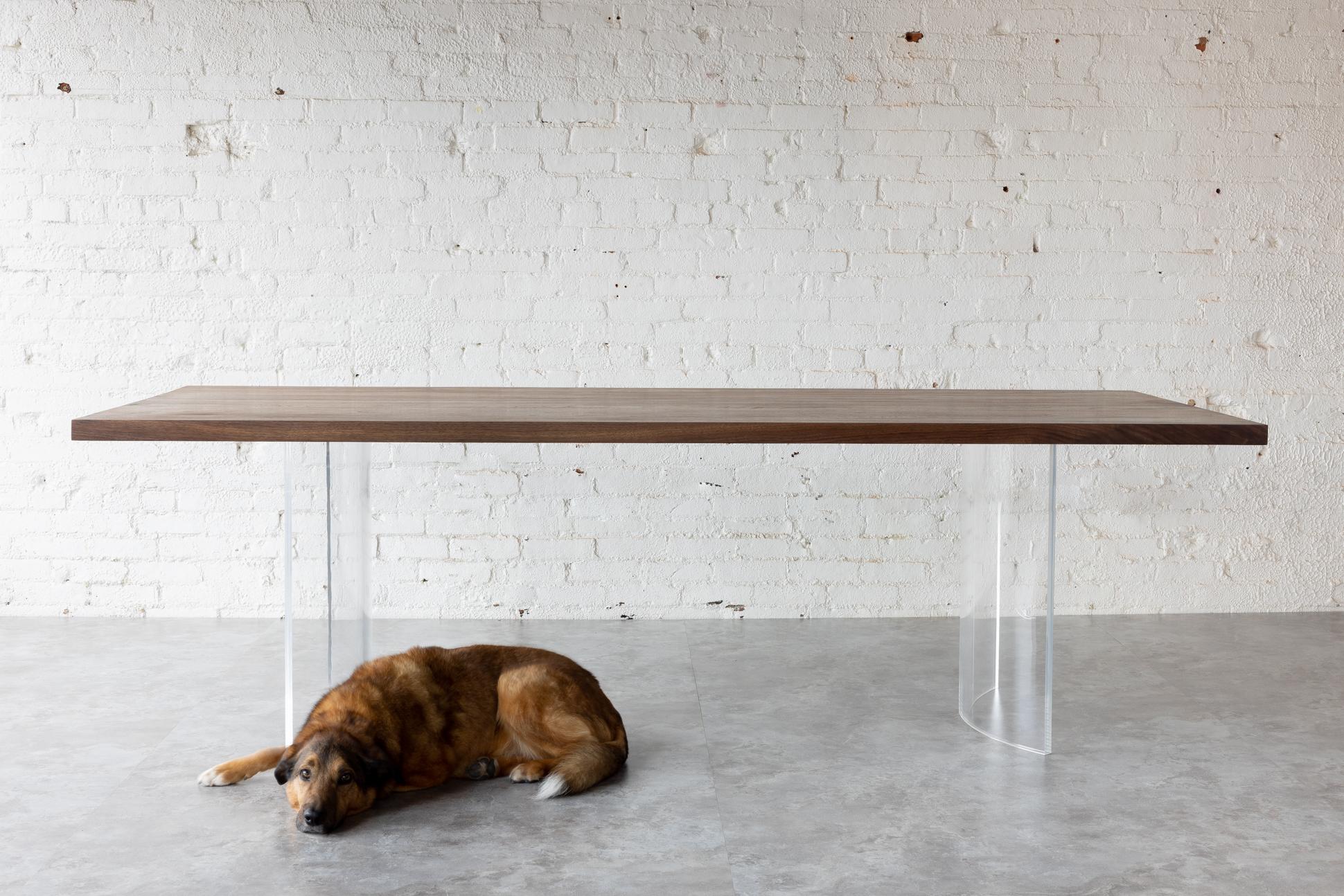 Der Ban Transparent Table von Autonomous Furniture - Dieser atemberaubende Esstisch wurde mit äußerster Präzision gefertigt und ist ein Beweis für unser Engagement, das moderne Zuhause mit unseren dramatisch zeitgenössischen Möbeln zu stören.

Aus