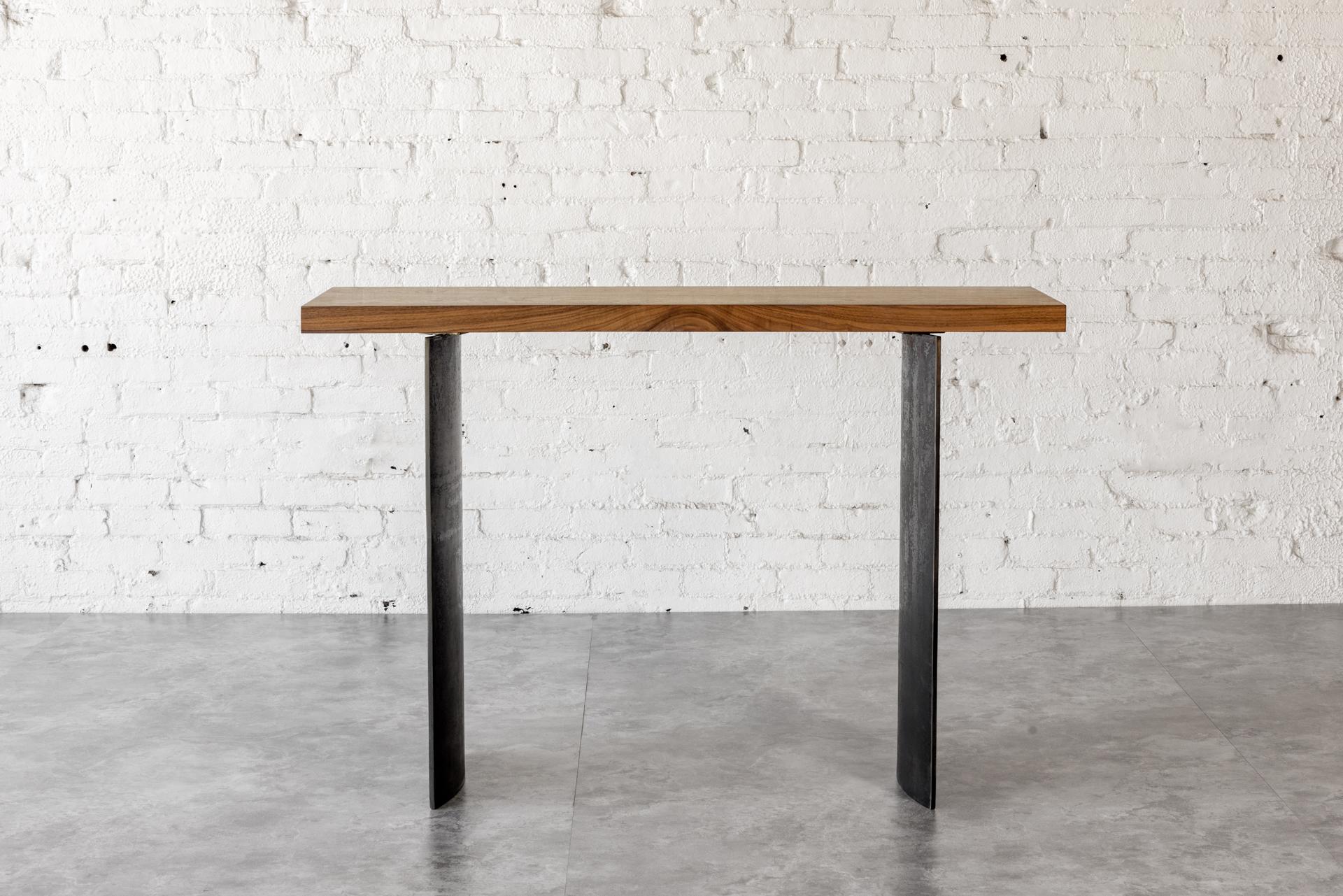 Ban-Eingangskonsole aus Nussbaumholz mit geschwungenen Stahlbeinen von Autonomous Furniture (Moderne) im Angebot
