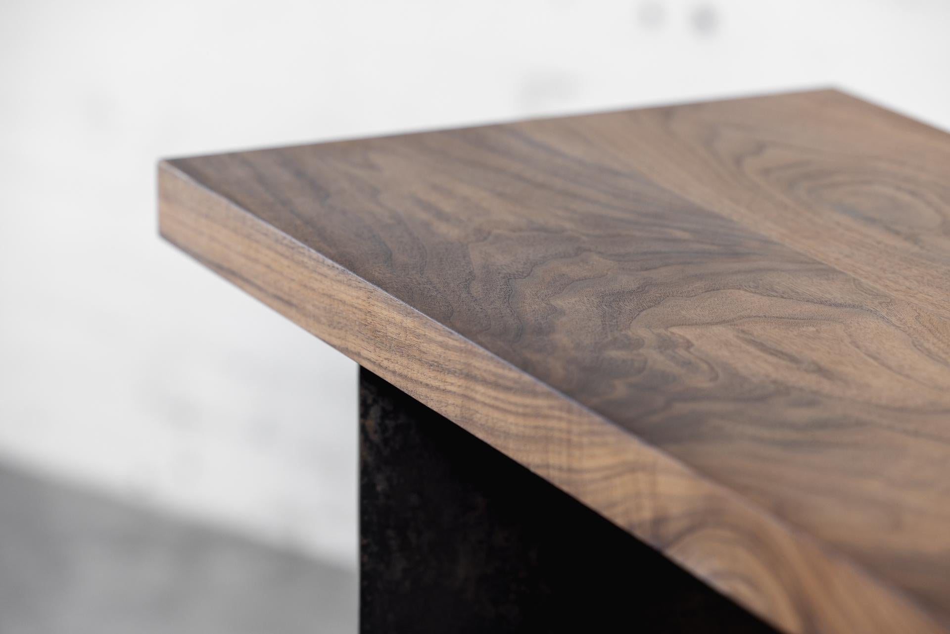 Ban-Eingangskonsole aus Nussbaumholz mit geschwungenen Stahlbeinen von Autonomous Furniture (Tischlerei) im Angebot