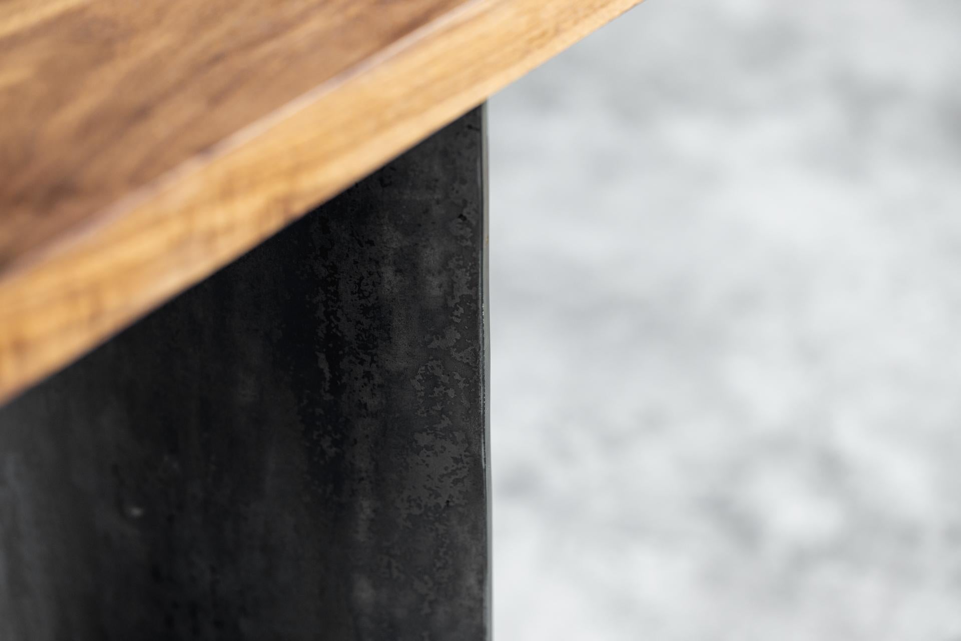 Ban-Eingangskonsole aus Nussbaumholz mit geschwungenen Stahlbeinen von Autonomous Furniture (Metall) im Angebot