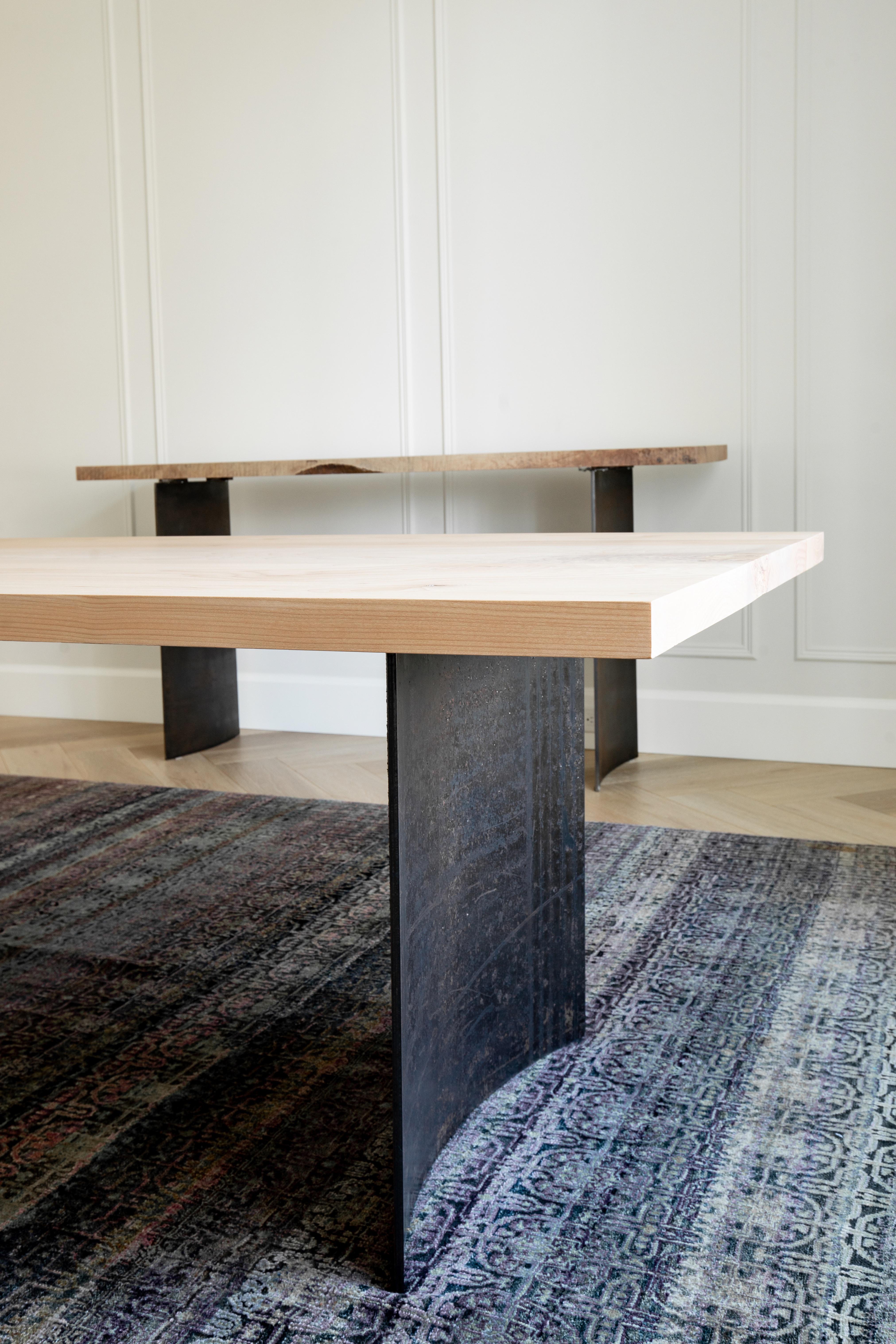 Fait main Table de salle à manger Ban en bois et acier par Autonomous Furniture en vente