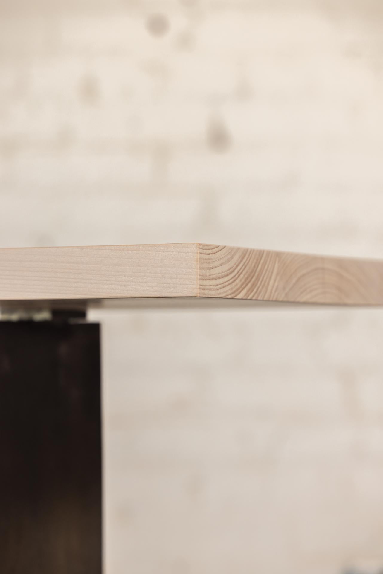 Konsole aus Ban-Holz mit geschwungenen Stahlbeinen von Autonomous Furniture im Angebot 2