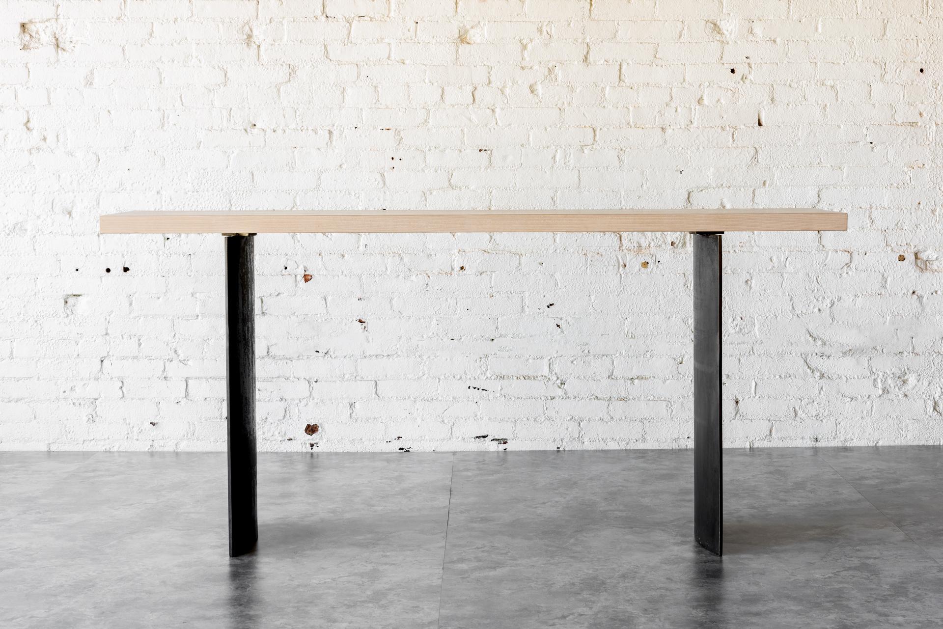 Konsole aus Ban-Holz mit geschwungenen Stahlbeinen von Autonomous Furniture (Moderne) im Angebot