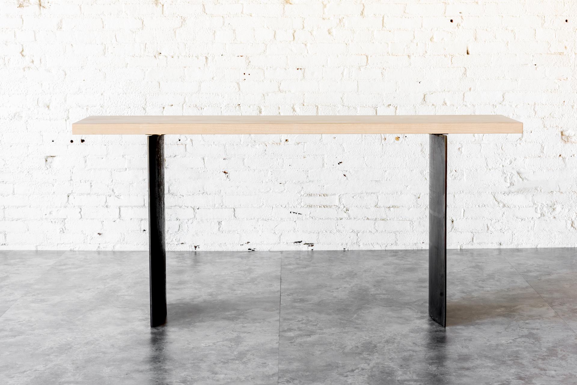 Konsole aus Ban-Holz mit geschwungenen Stahlbeinen von Autonomous Furniture (Kanadisch) im Angebot