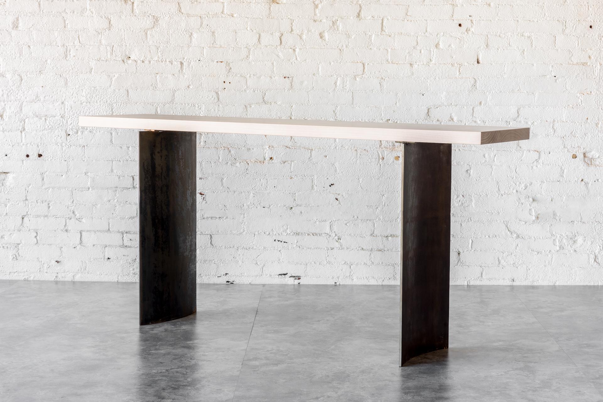 Konsole aus Ban-Holz mit geschwungenen Stahlbeinen von Autonomous Furniture (Handgefertigt) im Angebot