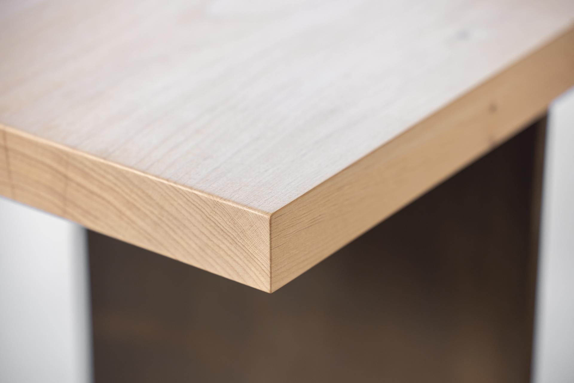 Konsole aus Ban-Holz mit geschwungenen Stahlbeinen von Autonomous Furniture im Angebot 1