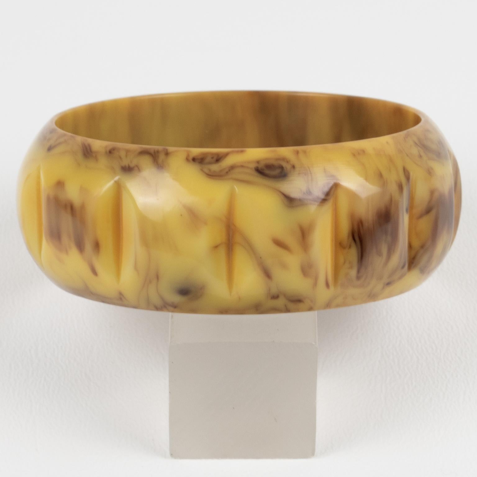 Art déco Bracelet jonc en bakélite banane et chocolat sculpté en vente