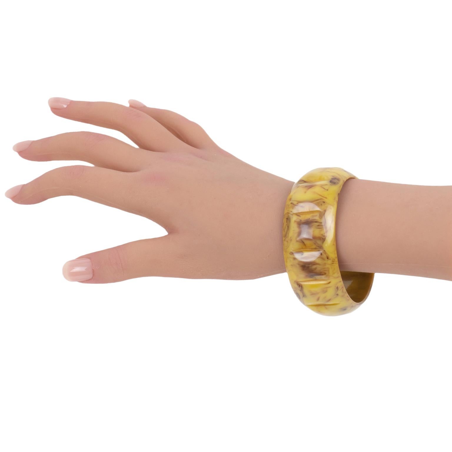 Bracelet jonc en bakélite banane et chocolat sculpté Excellent état - En vente à Atlanta, GA