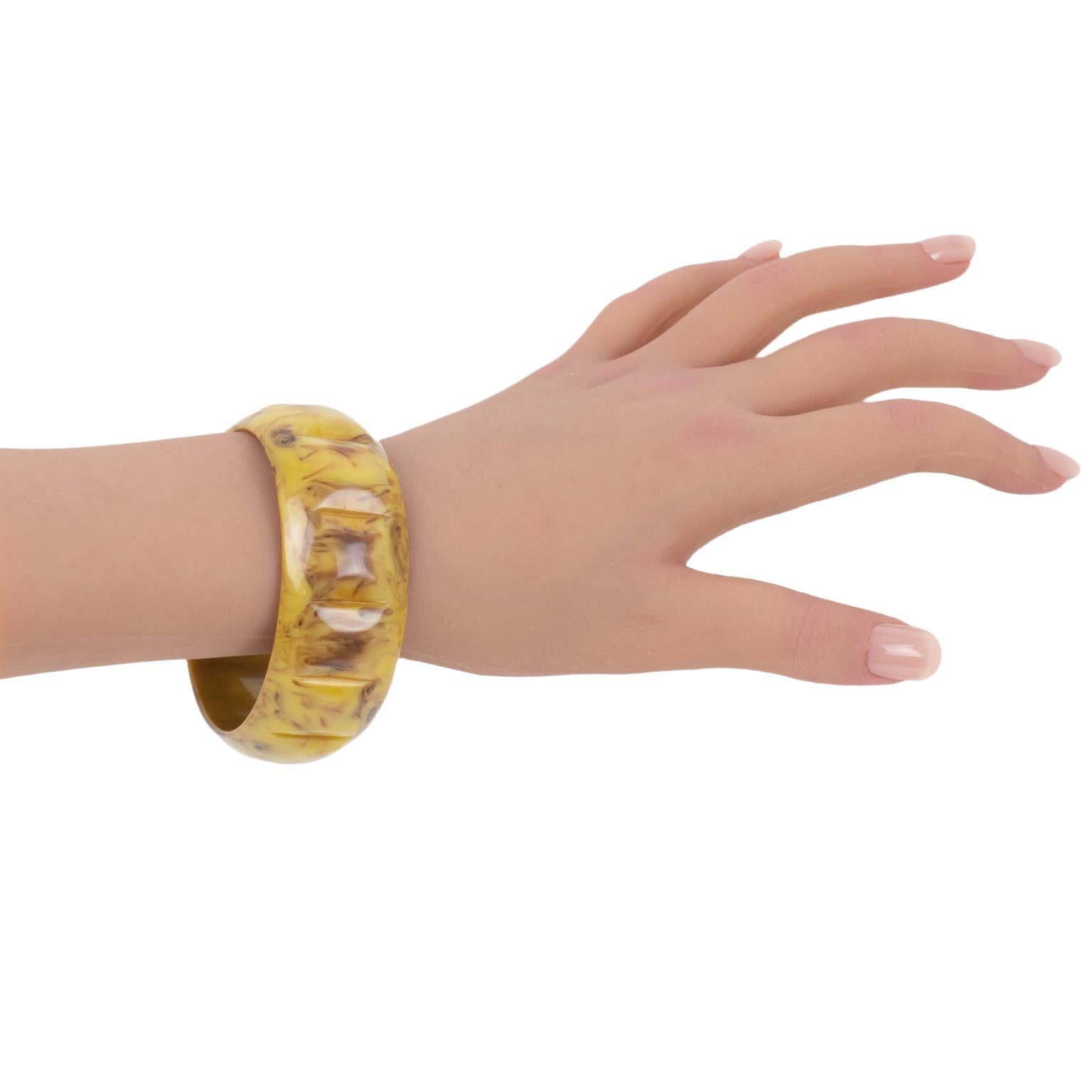 Bracelet jonc en bakélite banane et chocolat sculpté en vente 1