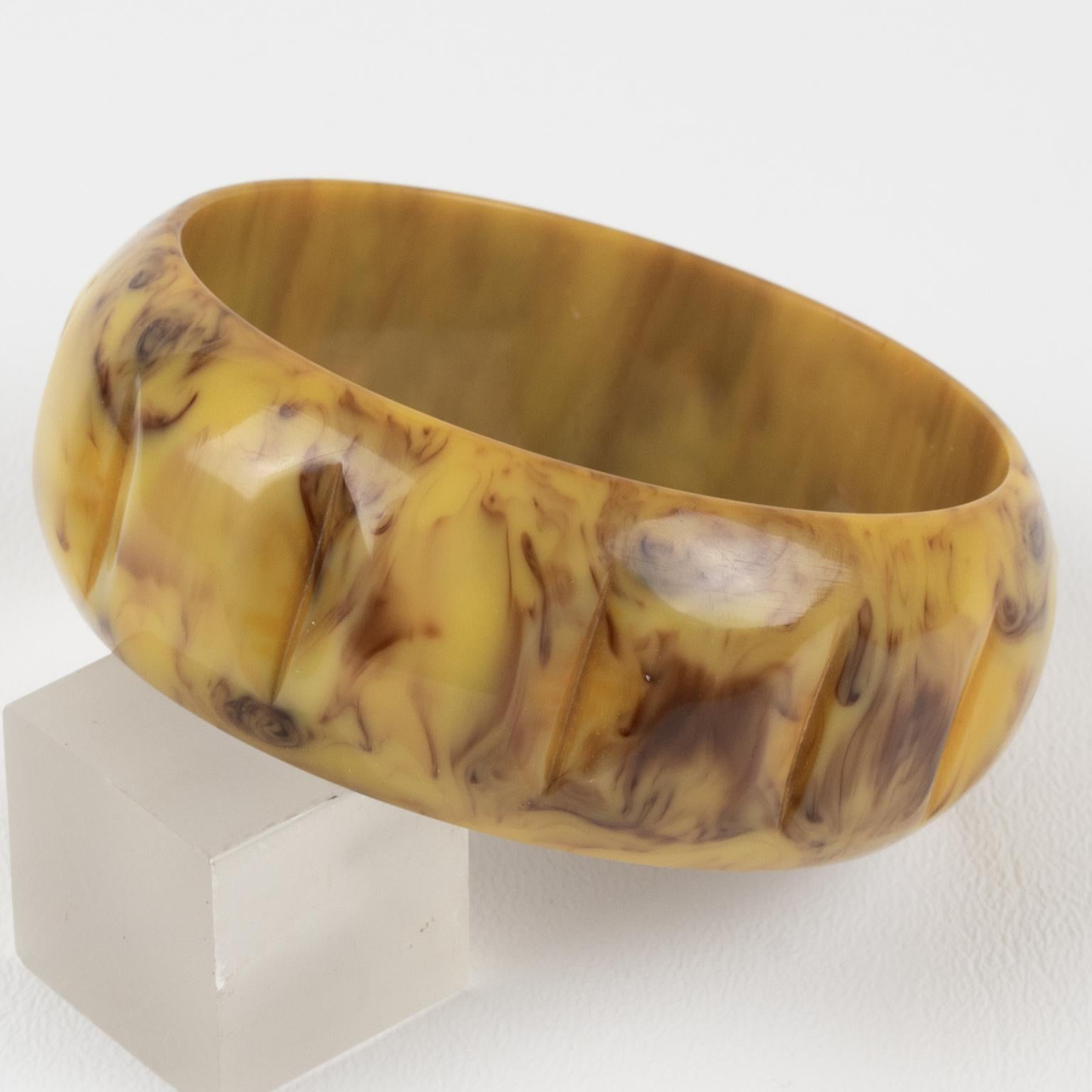 Bracelet jonc en bakélite banane et chocolat sculpté en vente 2