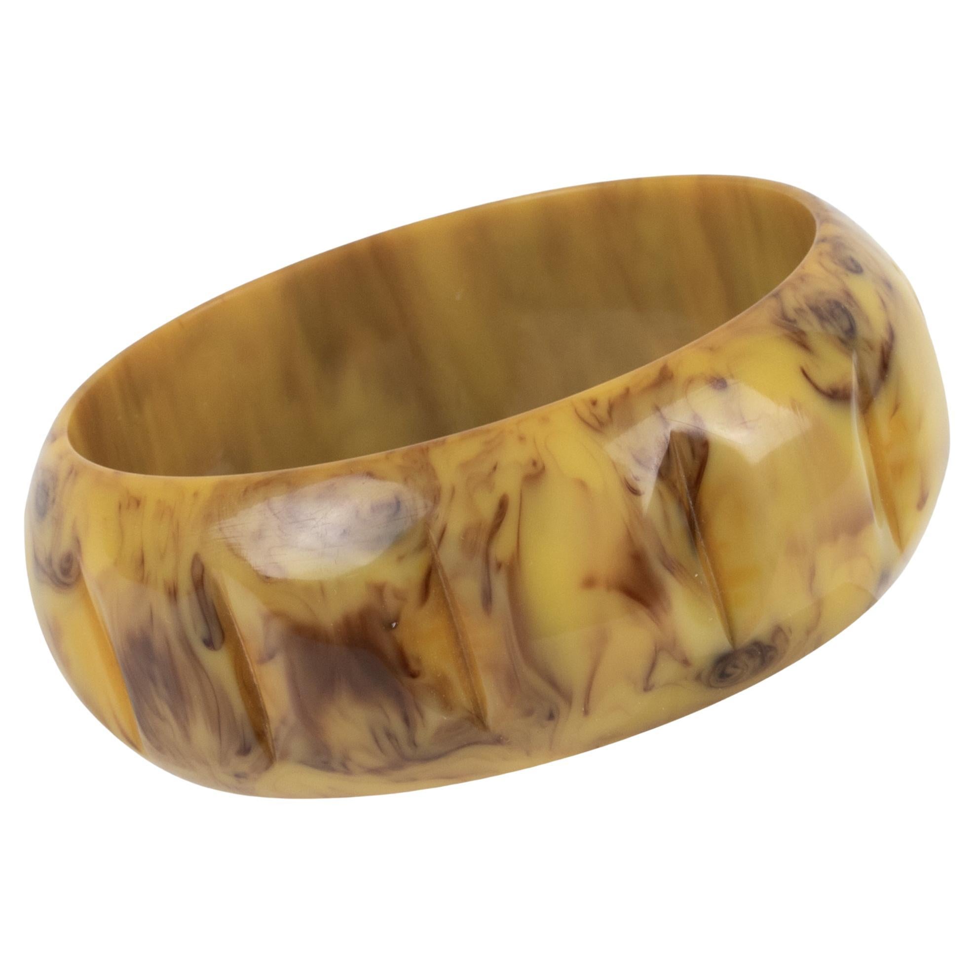 Bracelet jonc en bakélite banane et chocolat sculpté en vente