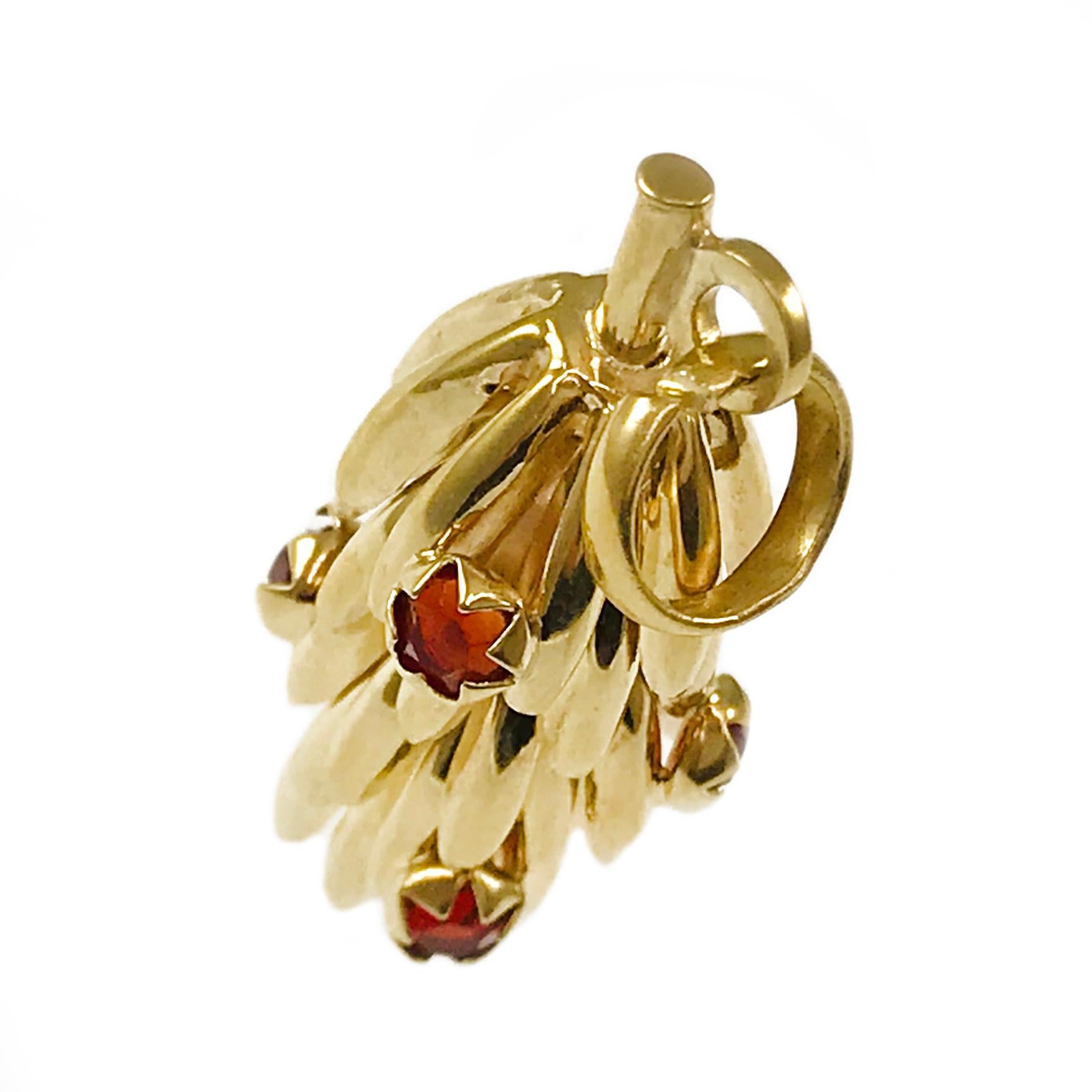 Taille ronde Pendentif en or jaune 14 carats Banana Bunch en vente