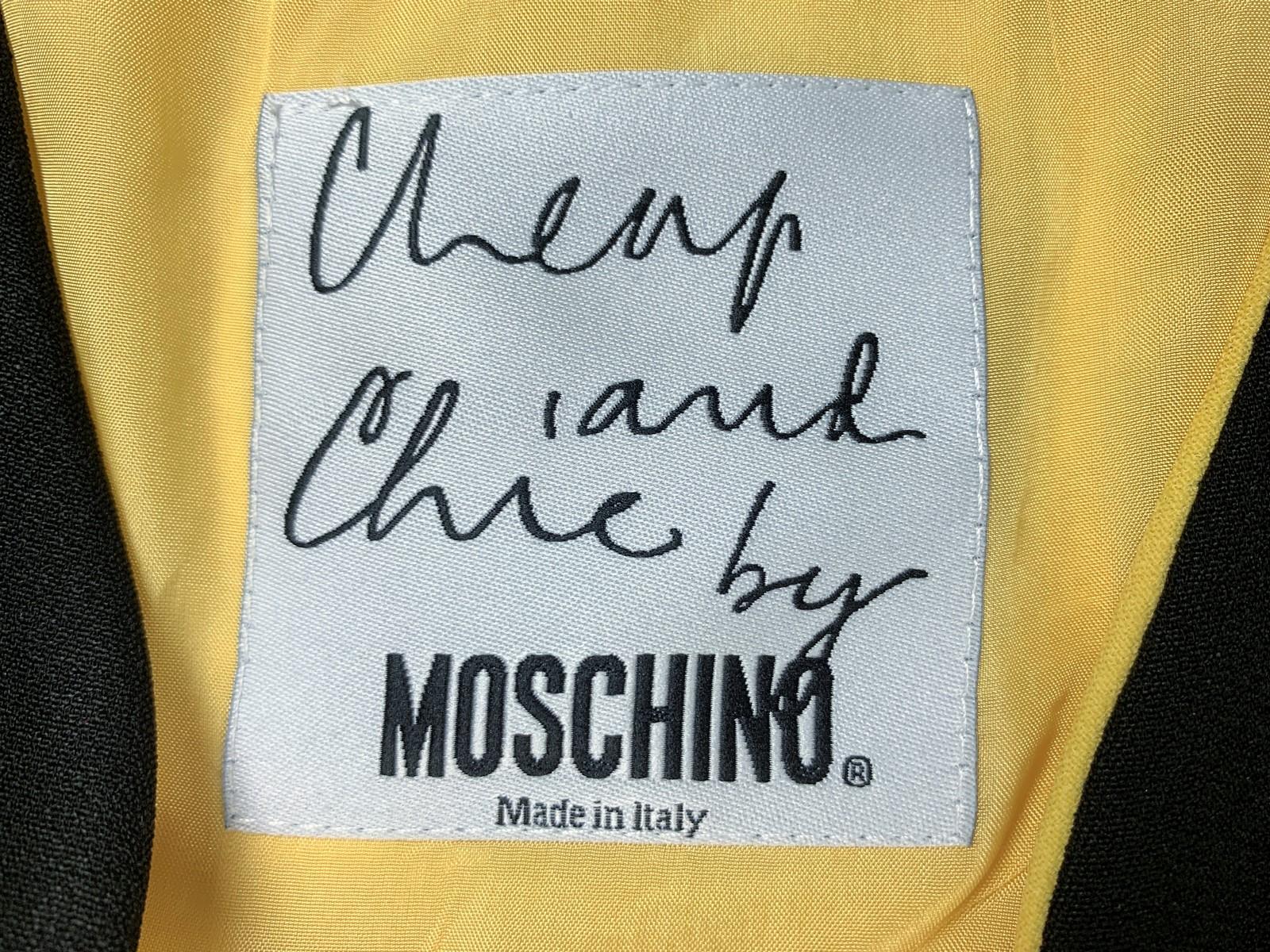 Circa 1990-1994

Italia



Iconico abito con gonna da cocktail di Moschino per Cheap and Chic risalente al periodo di Monsieur Franco Moschino, scomparso nel 1994. Giacca aderente in crêpe giallo banana, senza collo e con maniche lunghe. Il bolero è