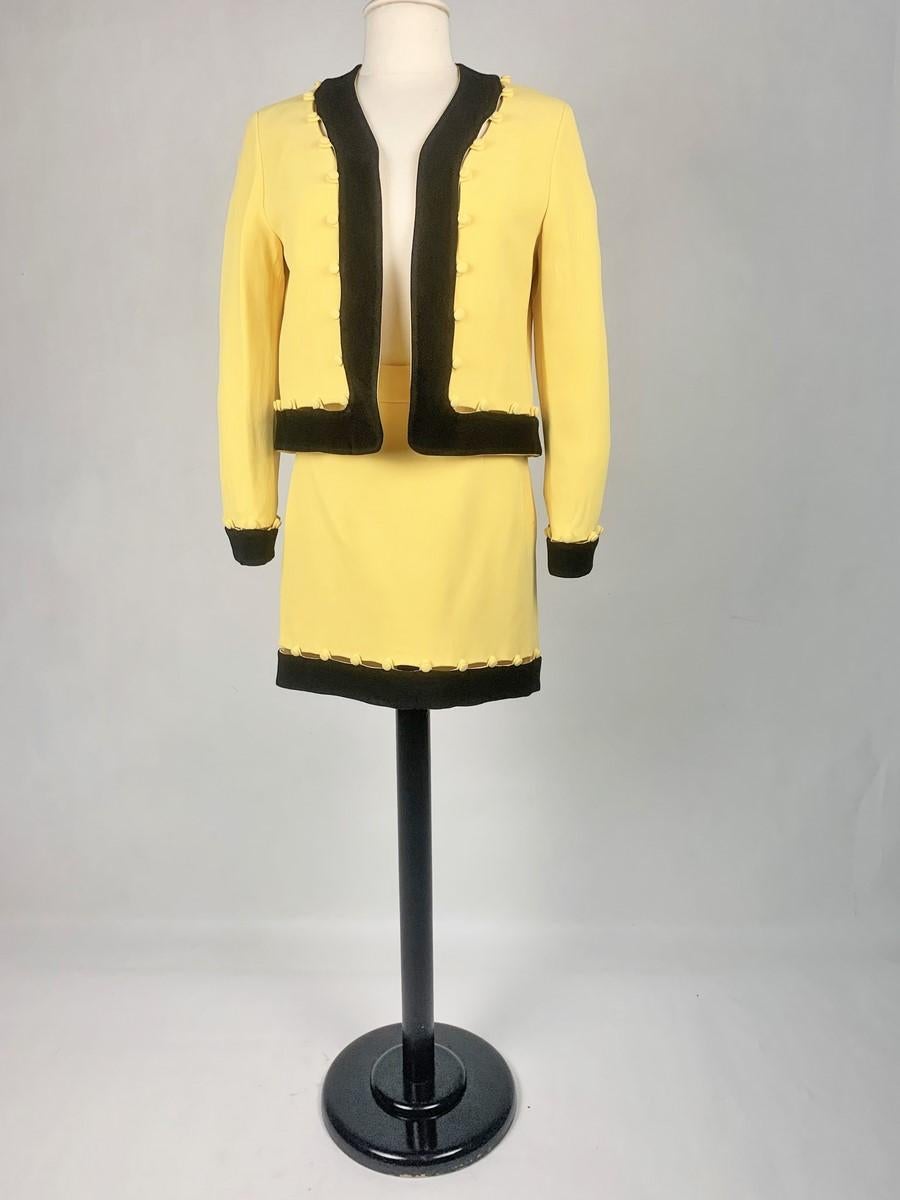 Giallo Abito con gonna in crêpe Banana di Moschino Cheap and Chic - Italia Circa 1992 in vendita