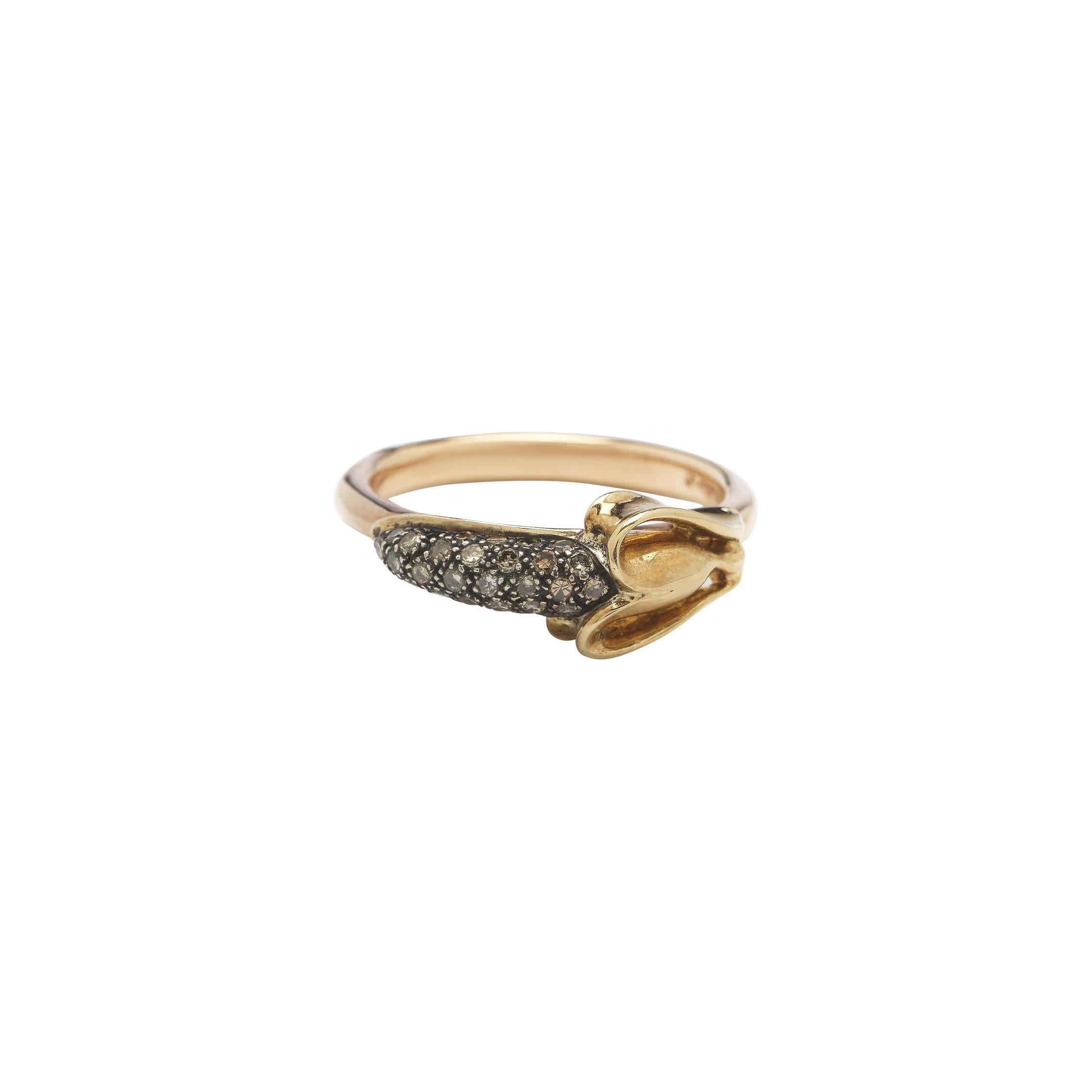

Designed in 18k rose gold, this stackable ring is set with a peeled banana motif in 18k yellow gold and sterling silver, with the fruit inside embellished with brown diamonds. A sweet nod to the monkeys of the collection’s name.

Materials: 18k