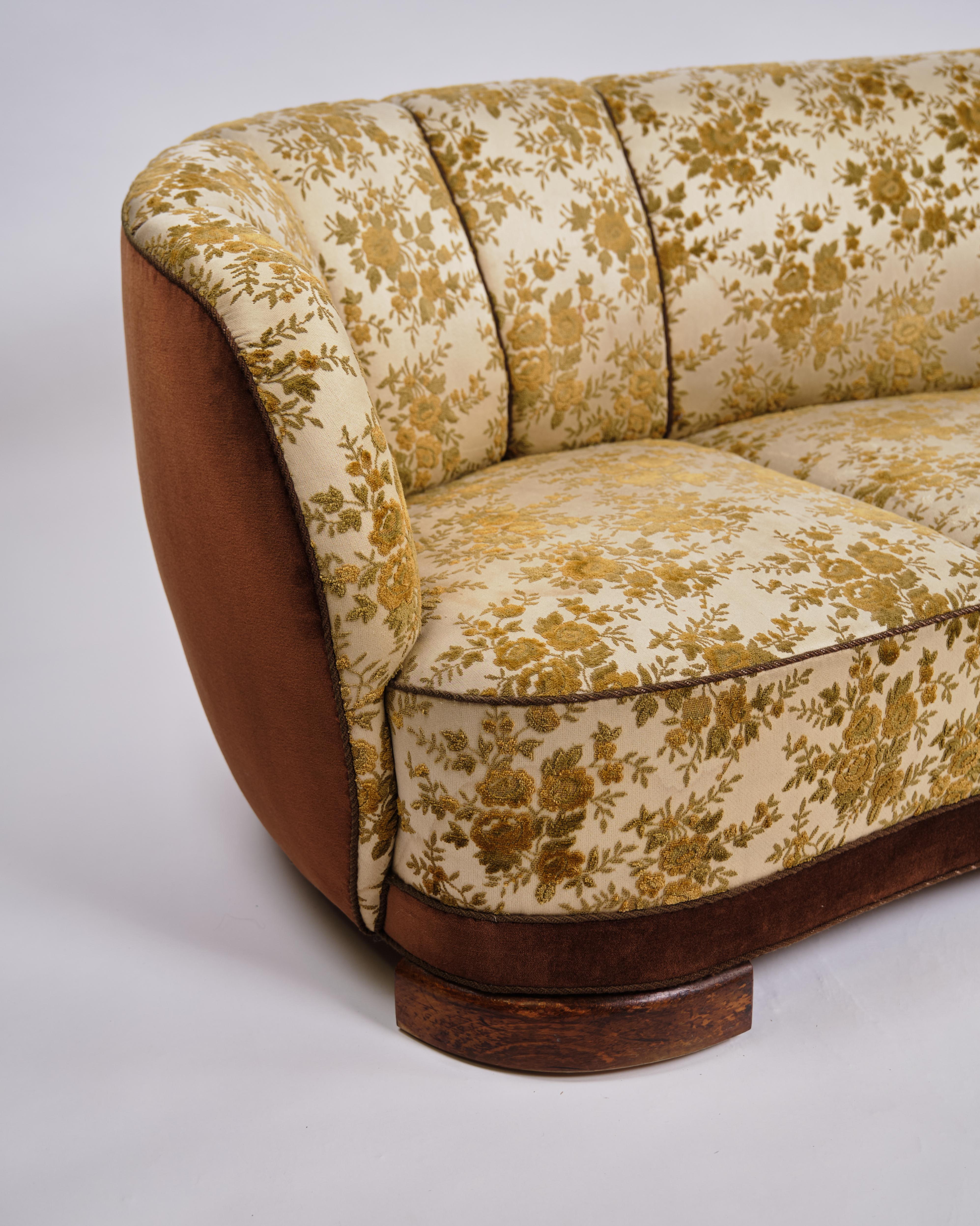 Canapé danois en forme de banane des années 1930-40. Tapisserie florale et pieds en chêne. H : 67 cm, L : 200 cm, P : 69 cm, SH : 36 cm. Meubles danois de facture classique

- Origine : Danemark
- Producteur : Ébéniste danois
- Période : Années