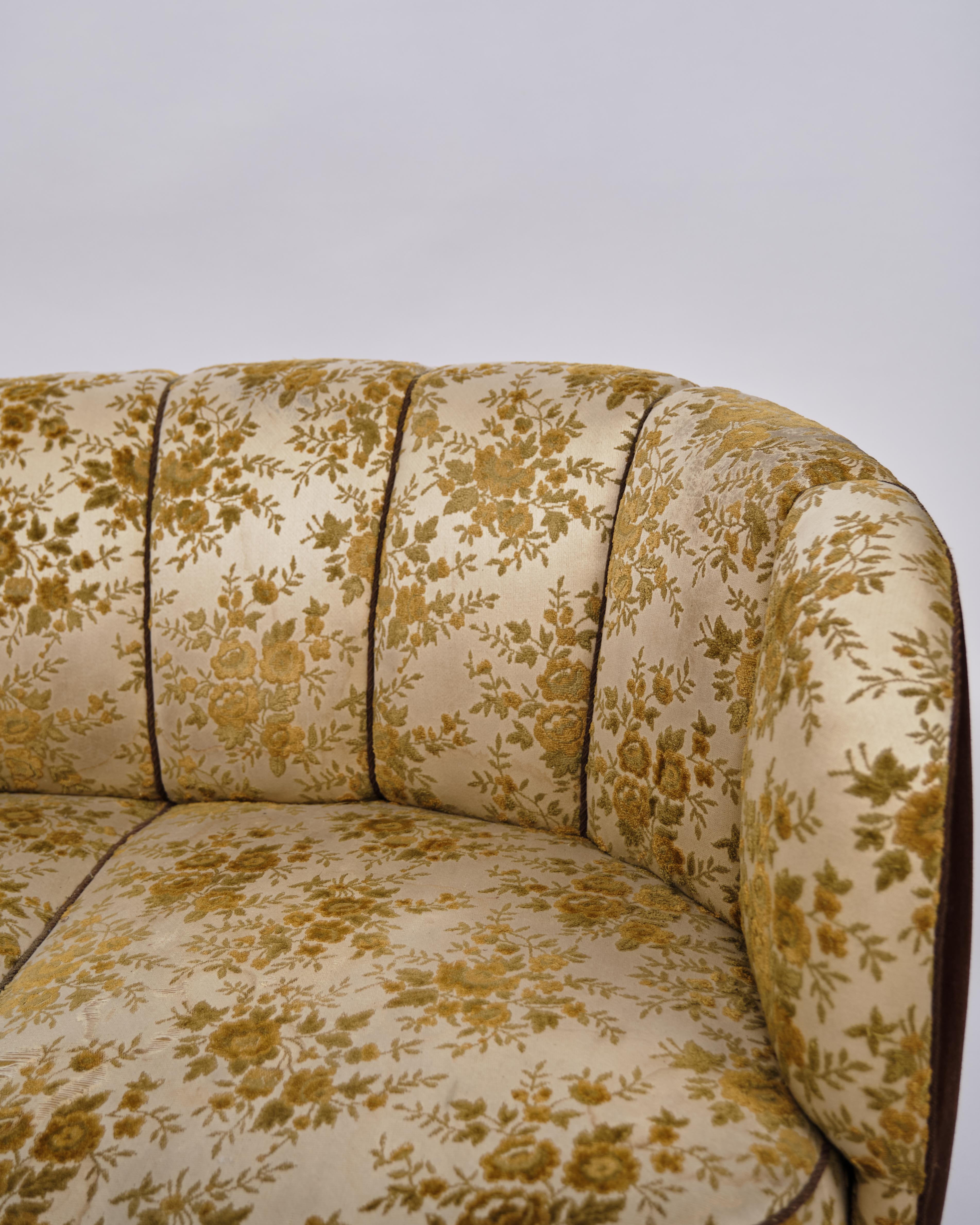 Mid-Century Modern Canapé Banana avec couverture florale et pieds en Oak, ébénisterie danoise des années 1930-40 en vente