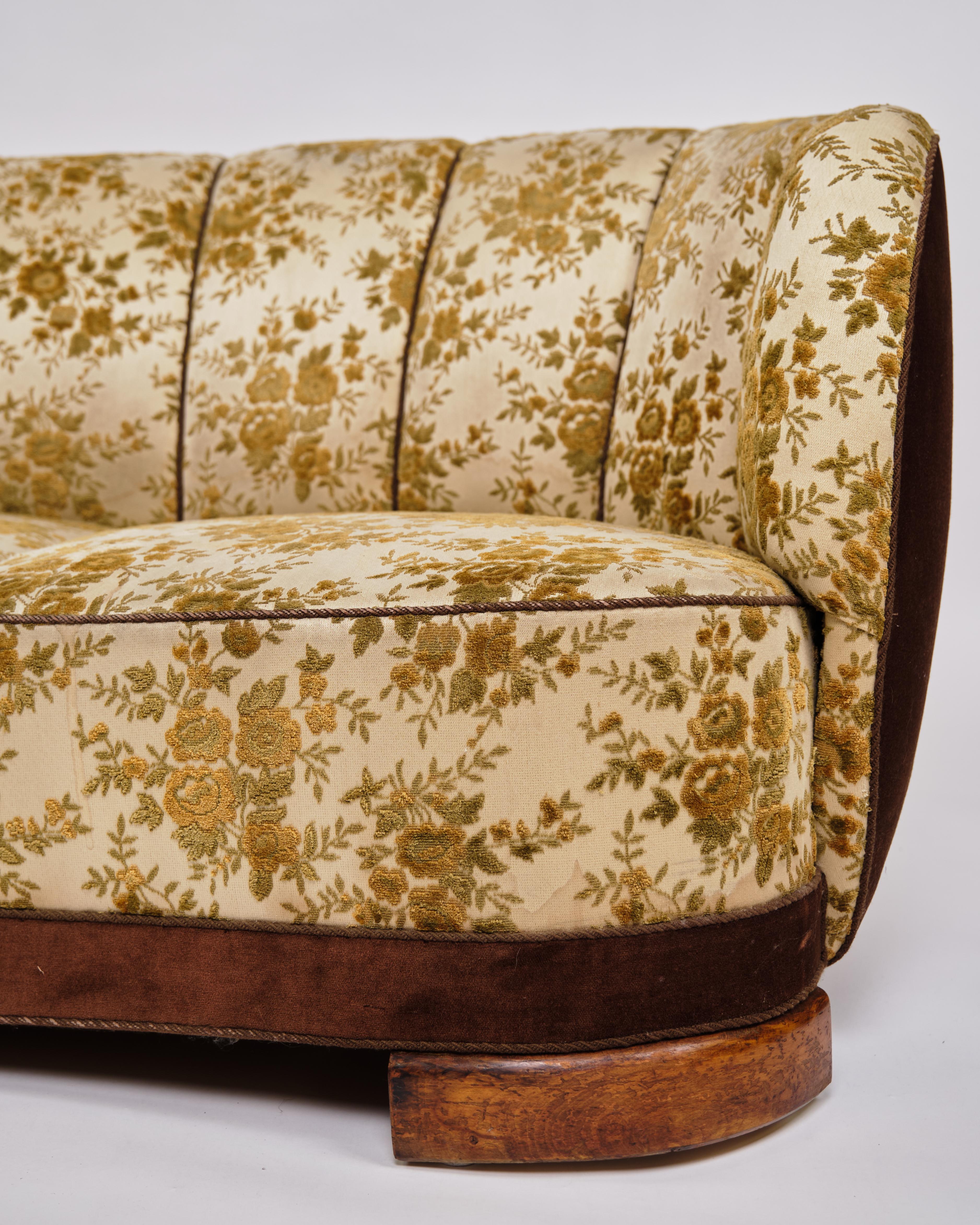 Danois Canapé Banana avec couverture florale et pieds en Oak, ébénisterie danoise des années 1930-40 en vente