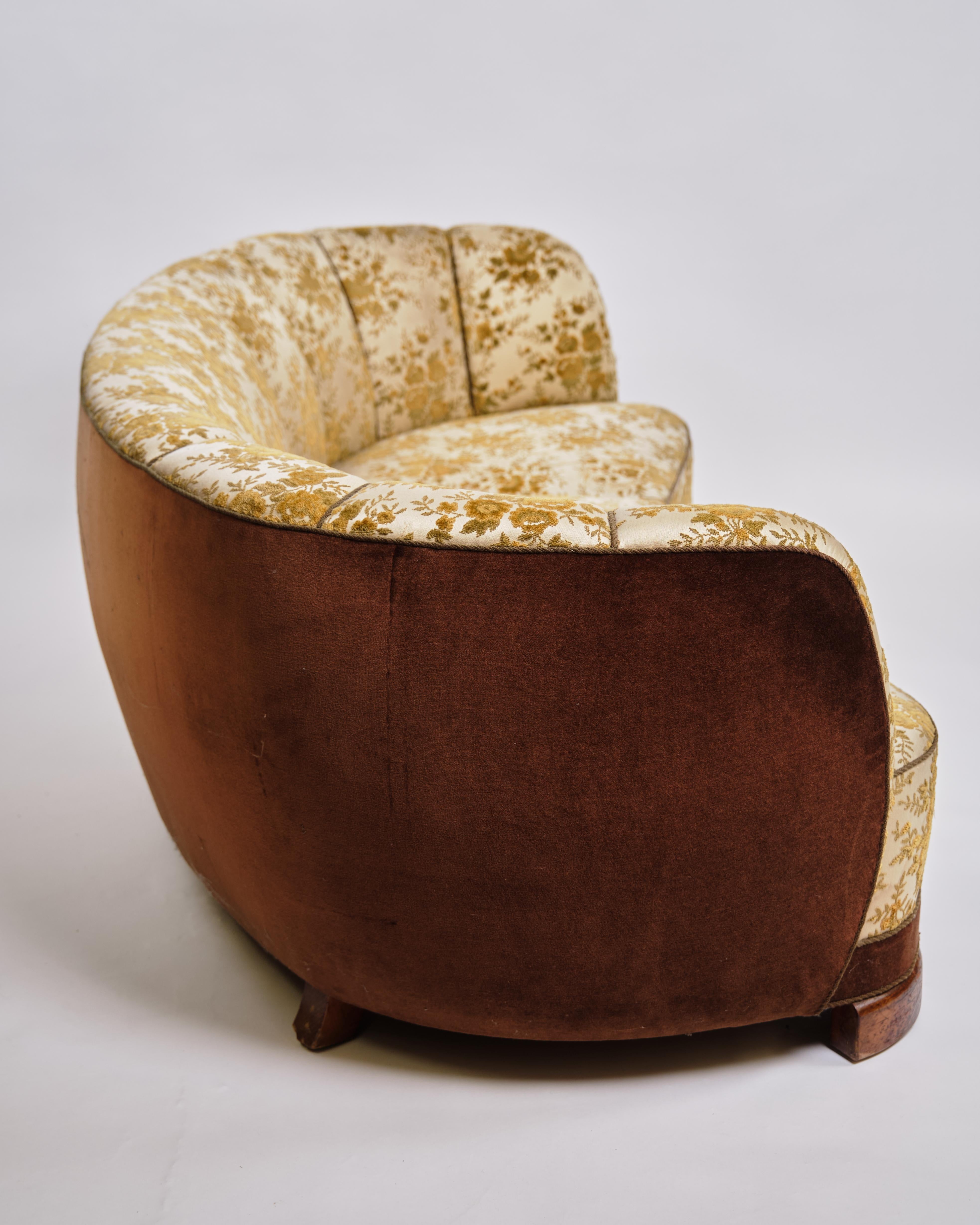 Canapé Banana avec couverture florale et pieds en Oak, ébénisterie danoise des années 1930-40 Bon état - En vente à Lejre, DK