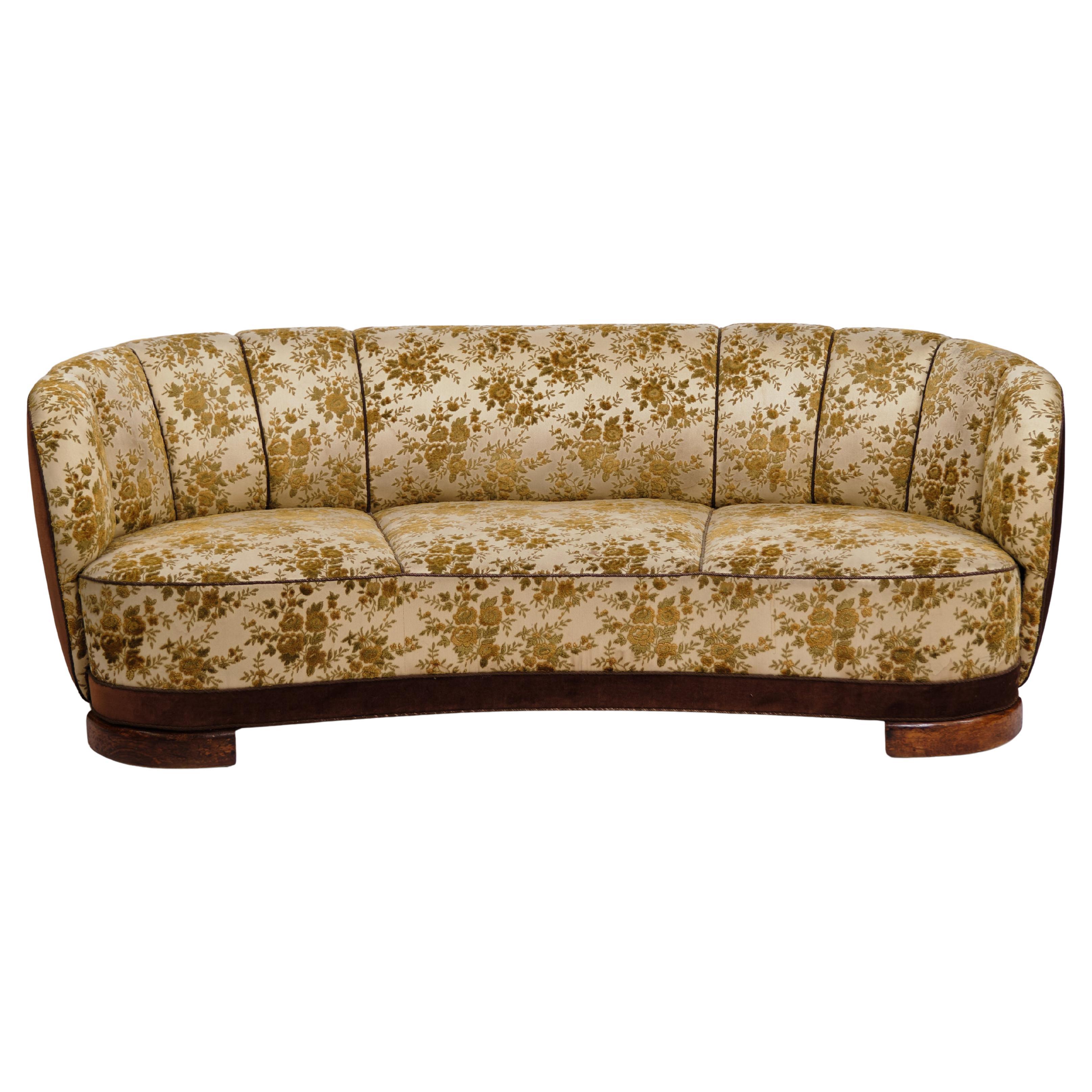 Divano Banana con rivestimento floreale e gambe in Oak, falegnameria danese degli anni 1930-40