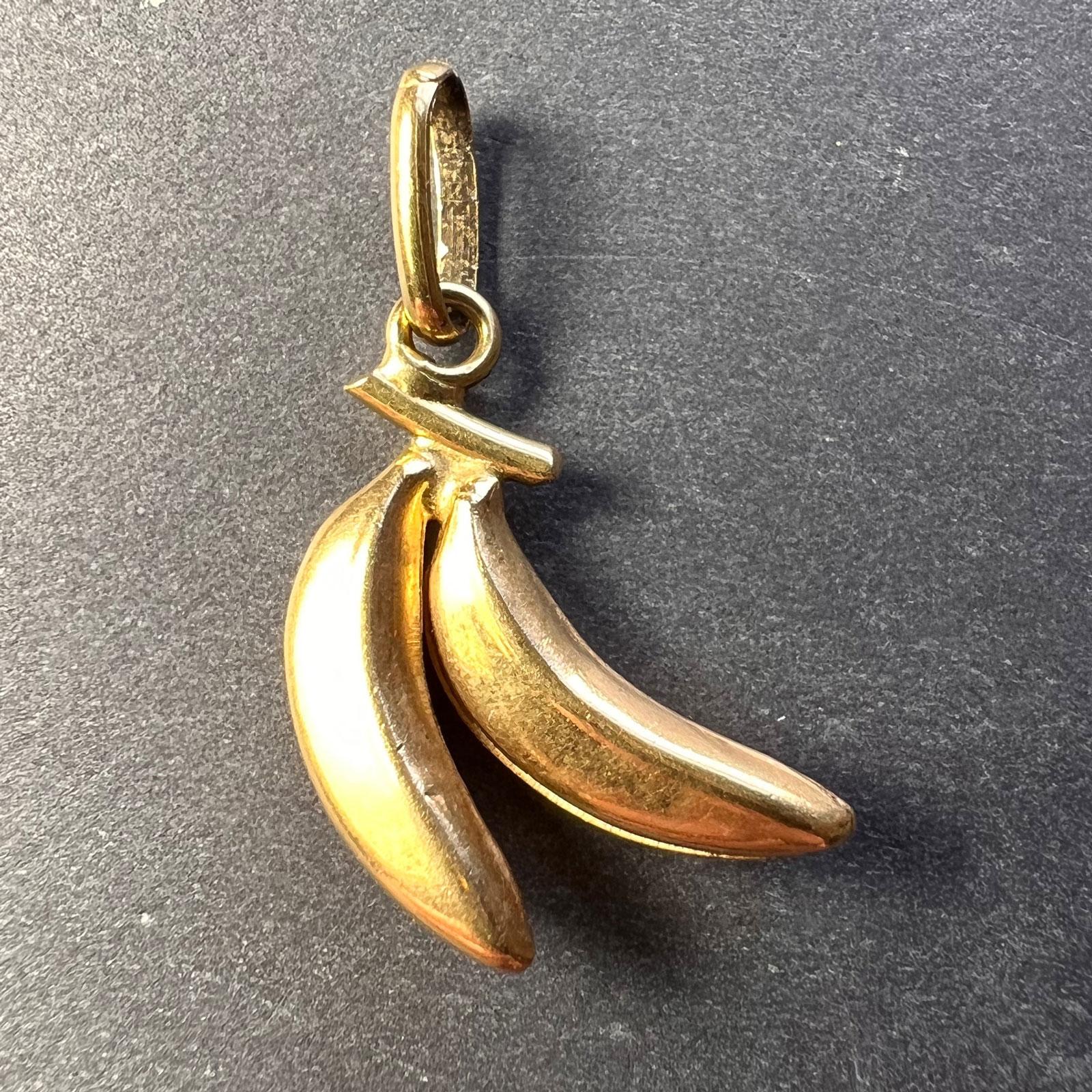 An 18 karat (18K) yellow gold fruit charm pendant designed as a bunch of bananas. Unmarked but tested as 18 karat gold.
 
Dimensions: 2 x 1.5 x 0.4 cm (not including jump ring)
Weight: 1.78 grams
 
