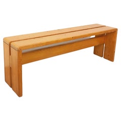 Banc Charlotte Perriand Les Arcs vintage en pin des années 60 70