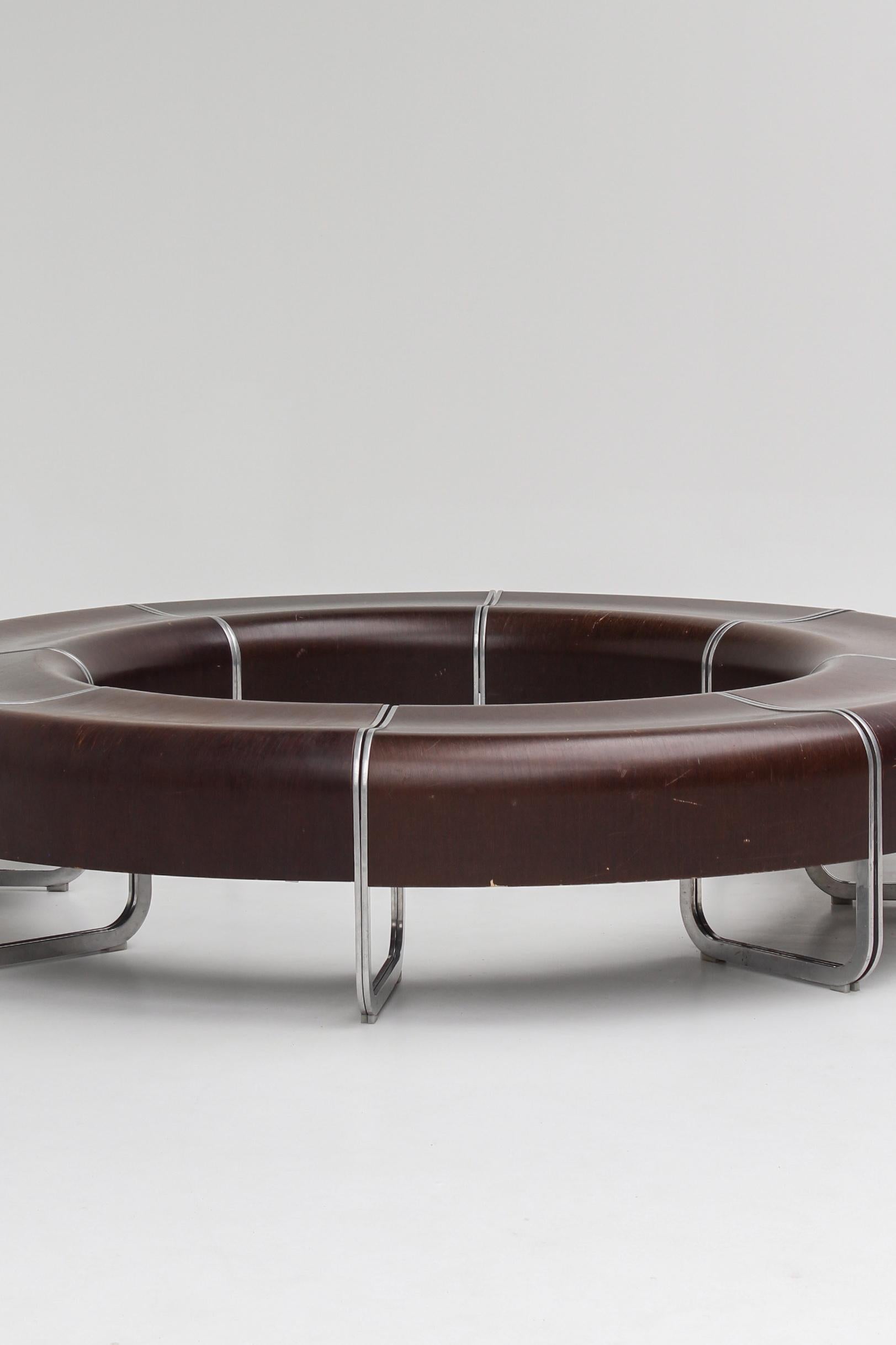 Banquette modulaire ZA conçue par Shin & Tomoko Azumi pour La Palma (2003).
Inspiriert von einer alten japanischen Tradition, besteht das System ZA aus organischen Bauelementen, die sich dank eines Metallprofils 