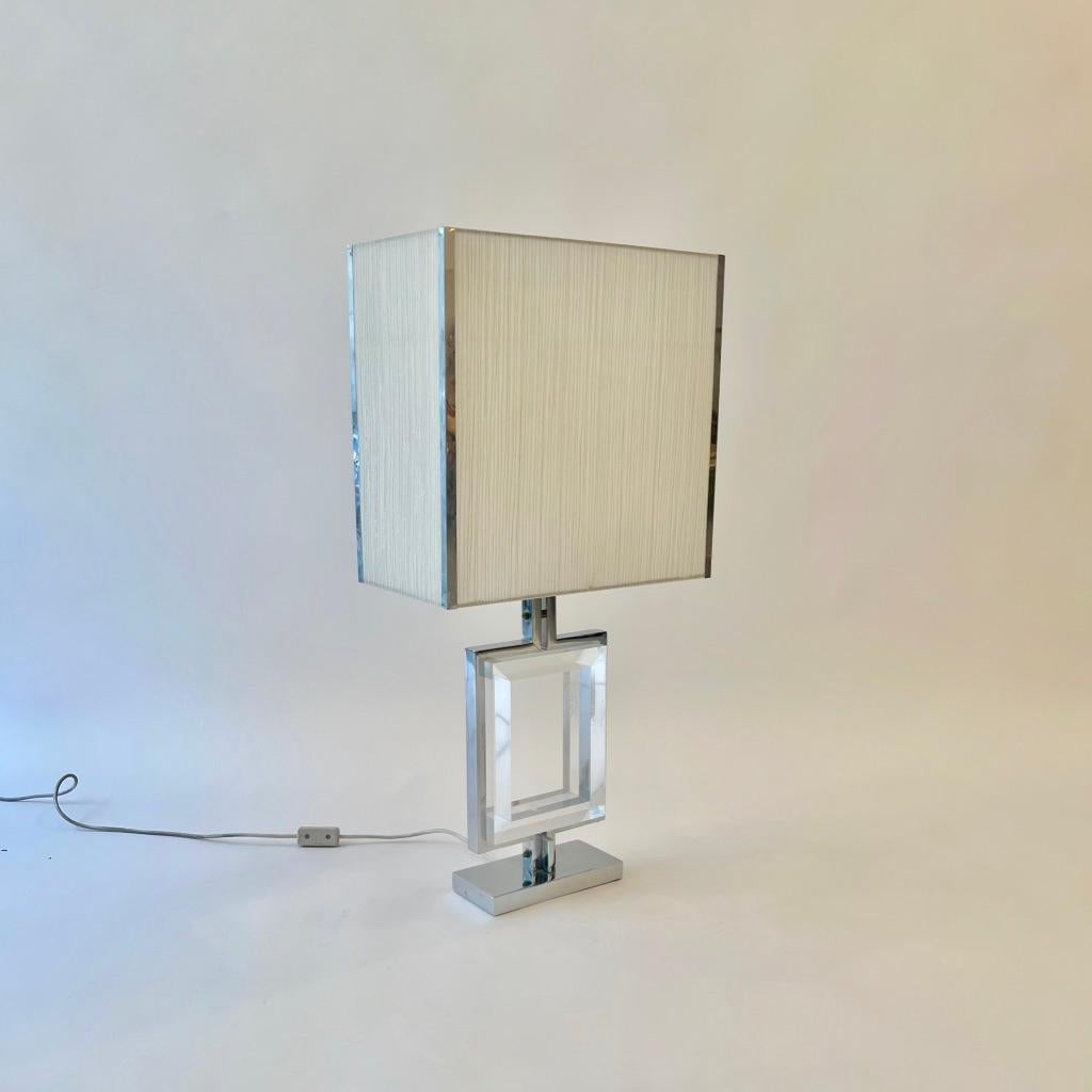 Magnifique lampe de table en chrome et acrylique de Giovanni Banci produite par Banci Firenze en Italie vers les années 1970.
Bon état. Le cadre en acrylique est un peu endommagé. ( photos )
Teinte originale avec garniture chromée en bon état.
H 80