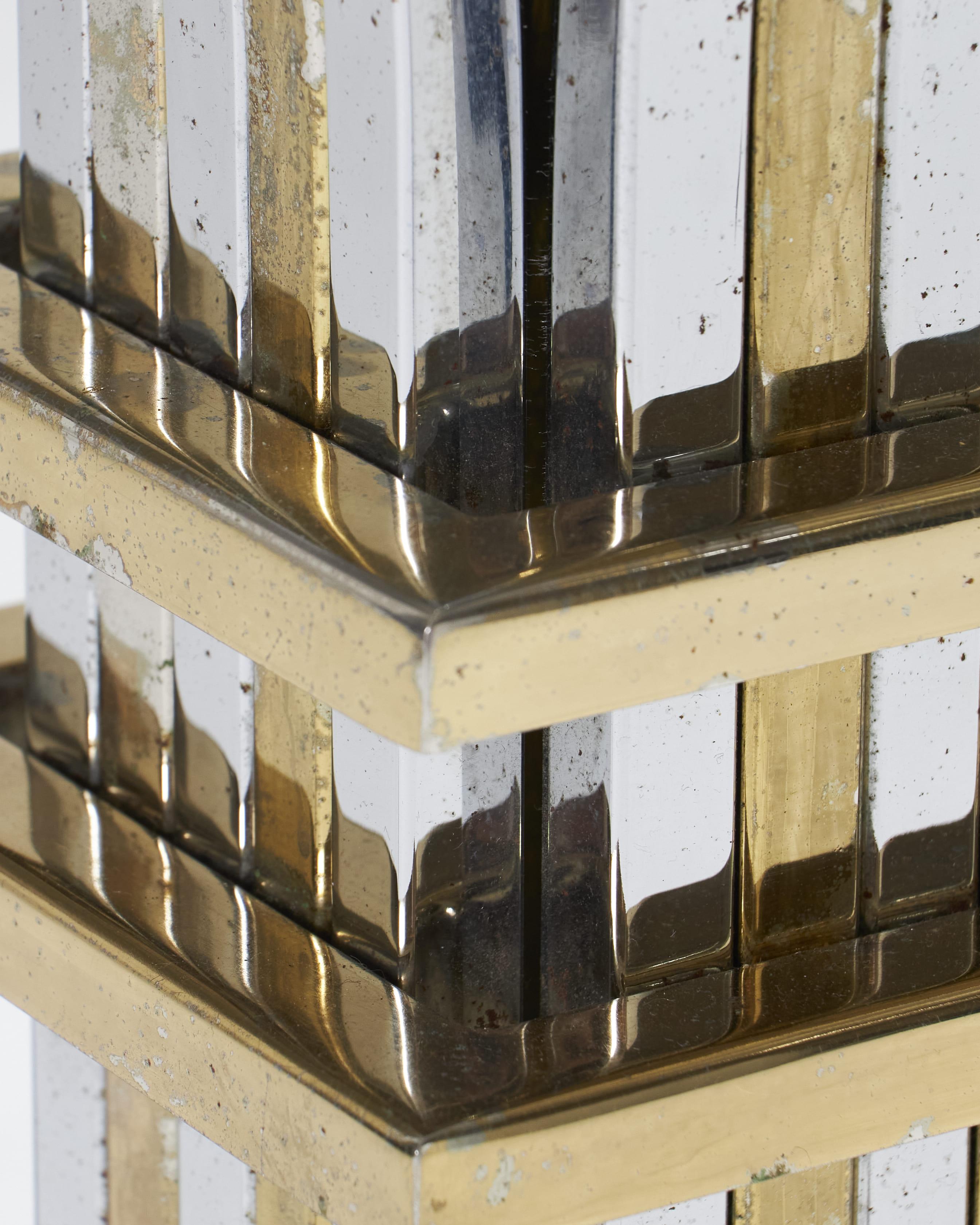 Table de salle à manger fabriquée par Banci Firenze en Italie dans les années 1970. Il se compose d'un plateau rond en verre fumé et d'une base en forme de croix composée de tubes carrés courbés, alternant les finitions chrome et laiton. En général