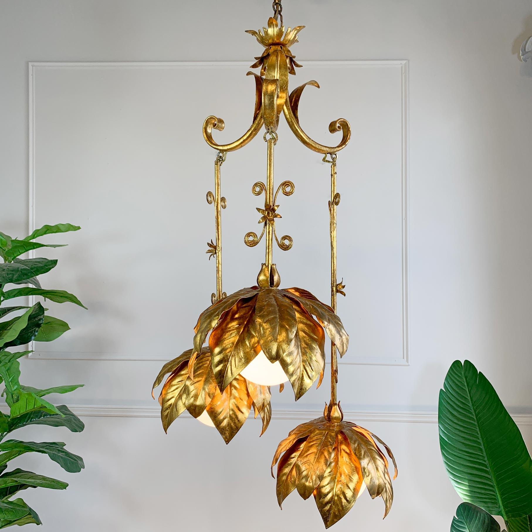 Lámpara colgante triple Banci Firenze, bellamente decorativa y muy rara, dorada con pan de oro, en forma de grandes cabezas de flores, los tres portalámparas e14 se asientan detrás de globos de cristal opaco.

Fabricado por la mundialmente conocida