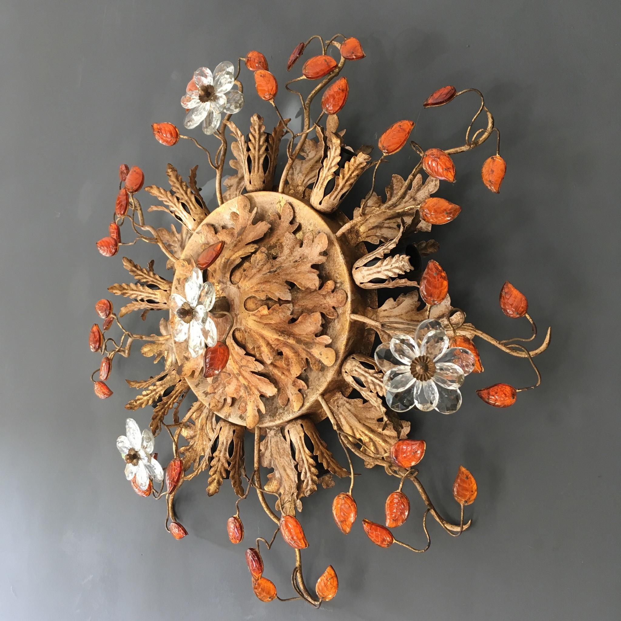 Italian Florentine flush mount ceiling light.

Banci Firenze, Italy.

1950s original item.

Stunning gold acanthus leaf design with clear glass flowers and amber glass leaves with gilt stems, Murano glass.

Measure: 58 cm width.

16 cm