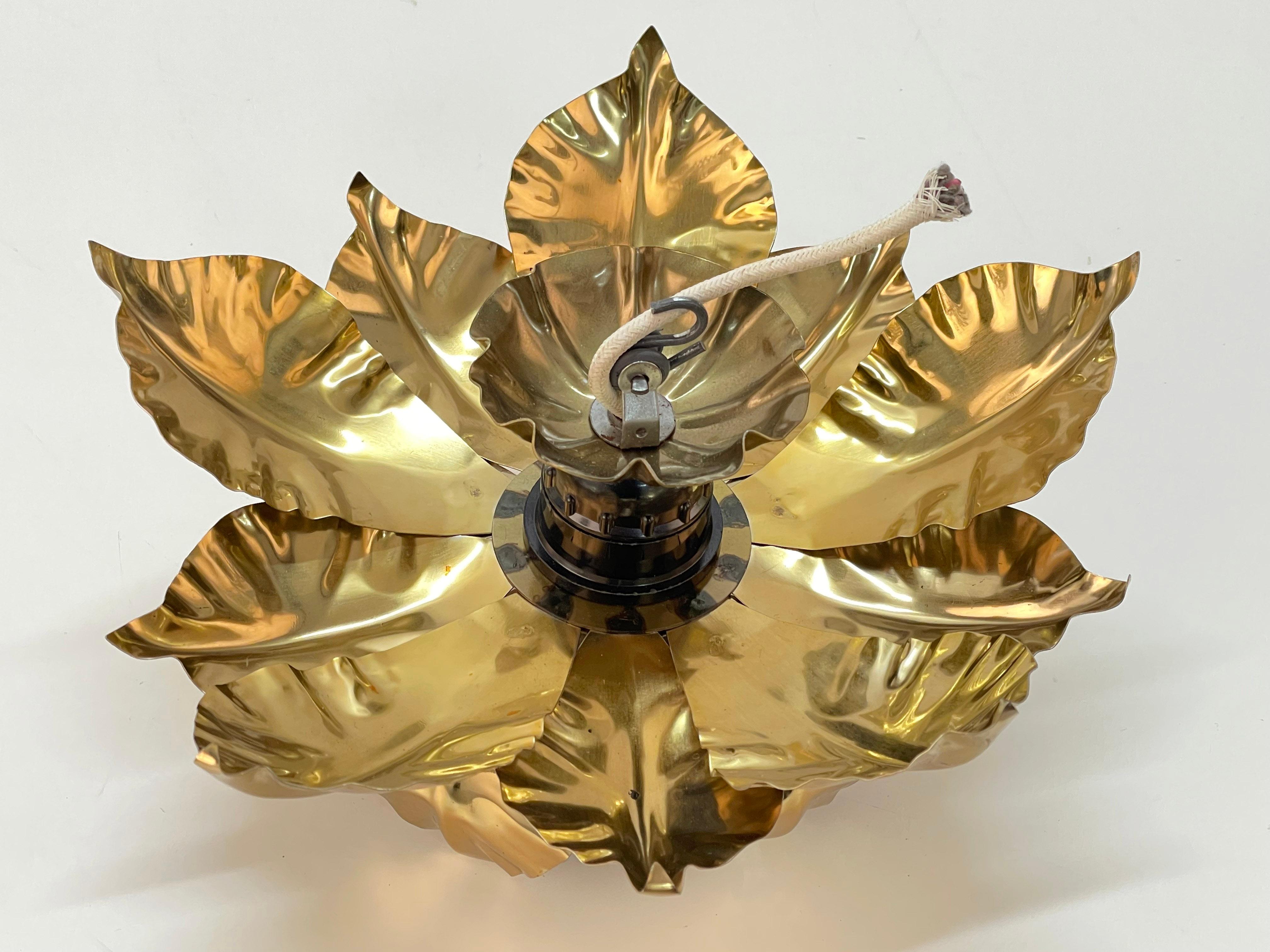 Banci Firenze Mid-Century Gilded Iron Flower Shaped Italian Sconce, 1970s For Sale 4