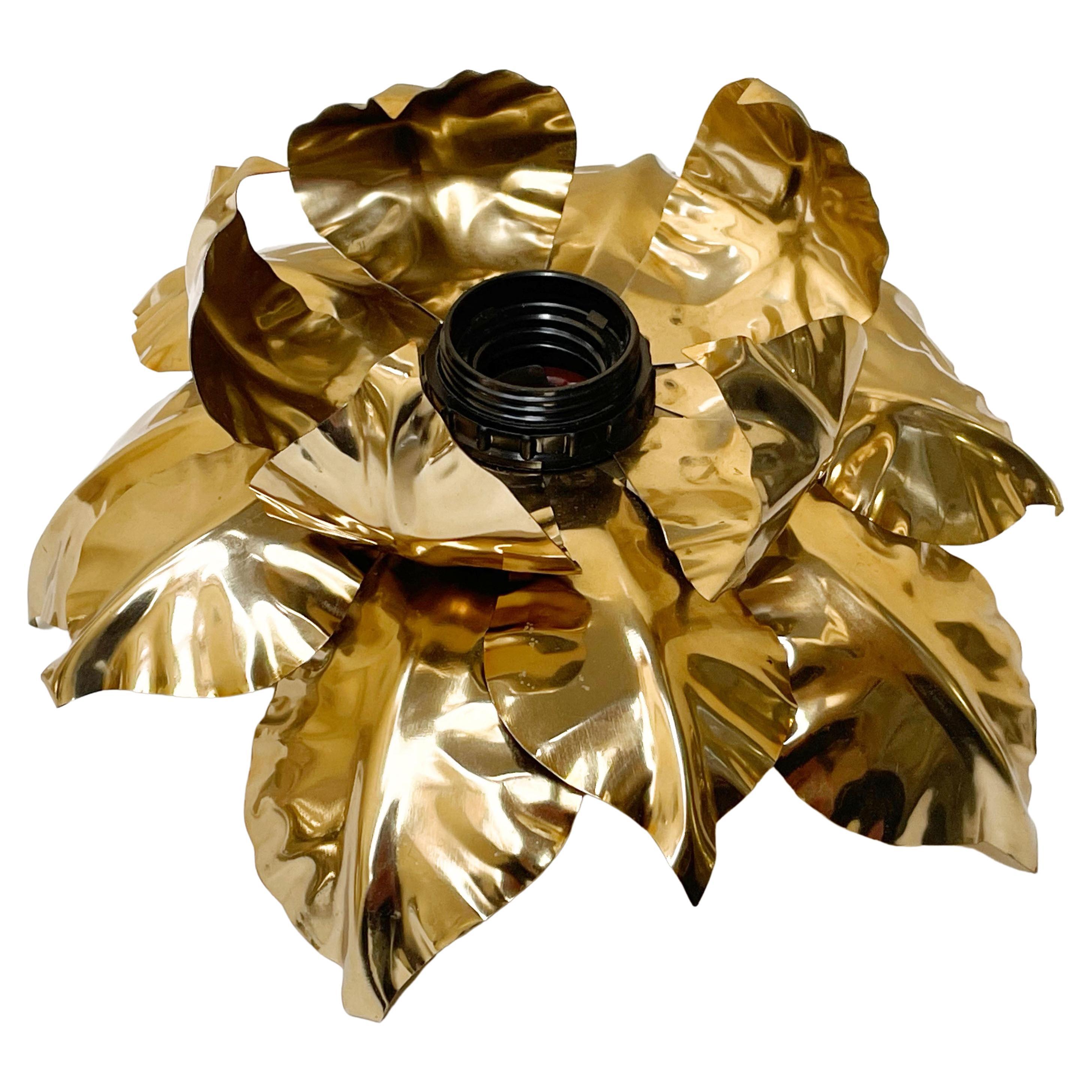 Opulente lampe de plafond ou d'applique en forme de fleur en fer doré de style Hollywood Regency. Cette pièce somptueuse a été produite en Italie, à Florence, dans les années 1970 par Banci Firenze.

La lampe présente un étonnant motif floral,
