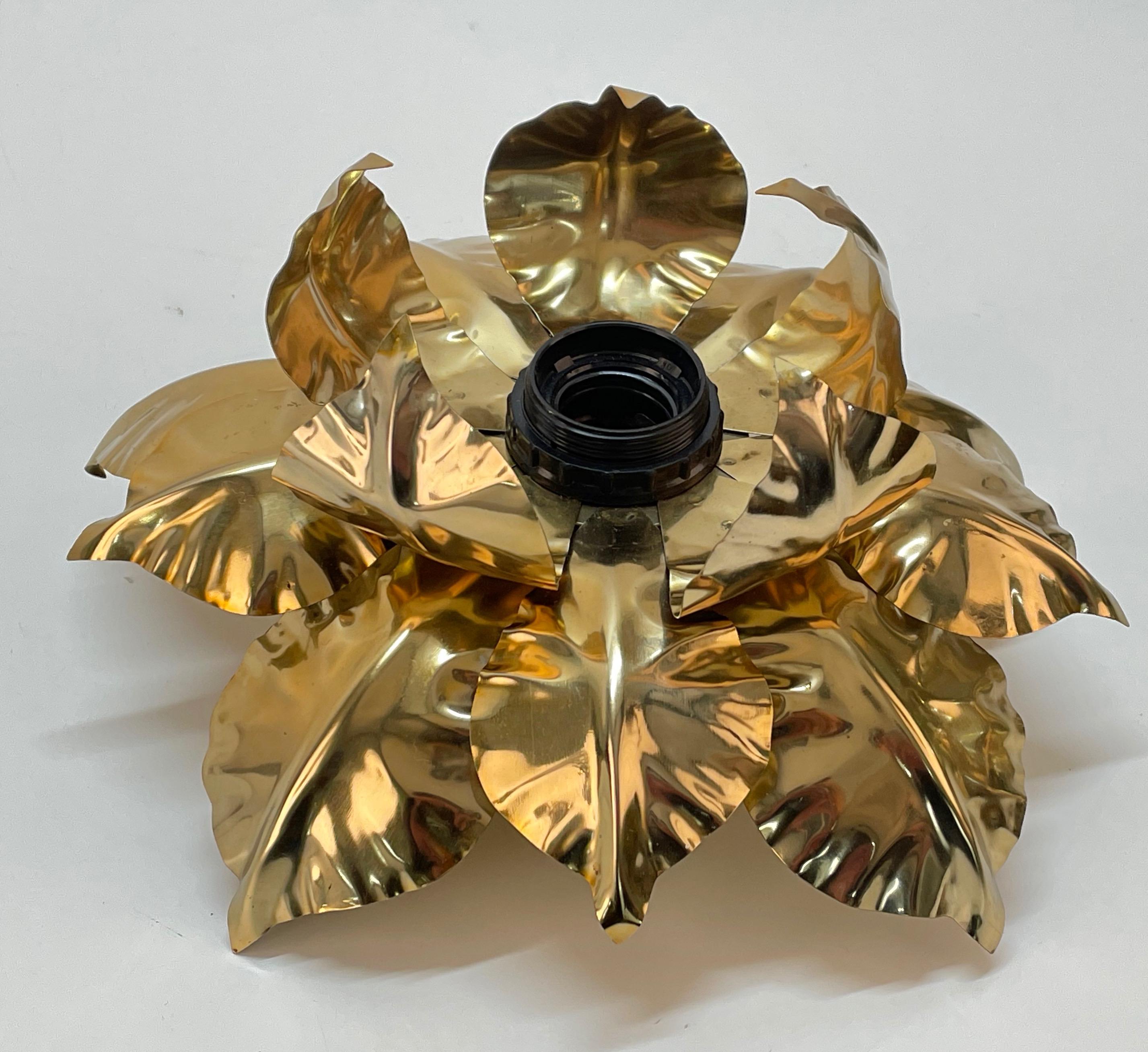 Doré Applique italienne en forme de fleur en fer doré du milieu du siècle dernier de Banci Firenze, 1970 en vente