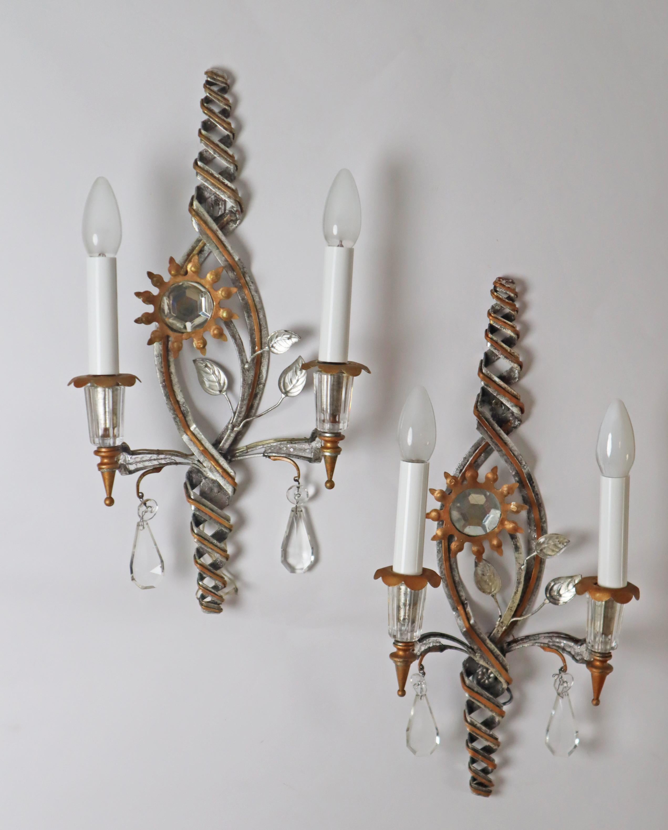 Si tratta di un set di lampade da parete realizzate in Italia negli anni '70 da Banci Firenze. Questa coppia ha fiori di cristallo al piombo in stile candelabro, in parte placcati in oro. Si tratta di una bellissima coppia che può essere utilizzata