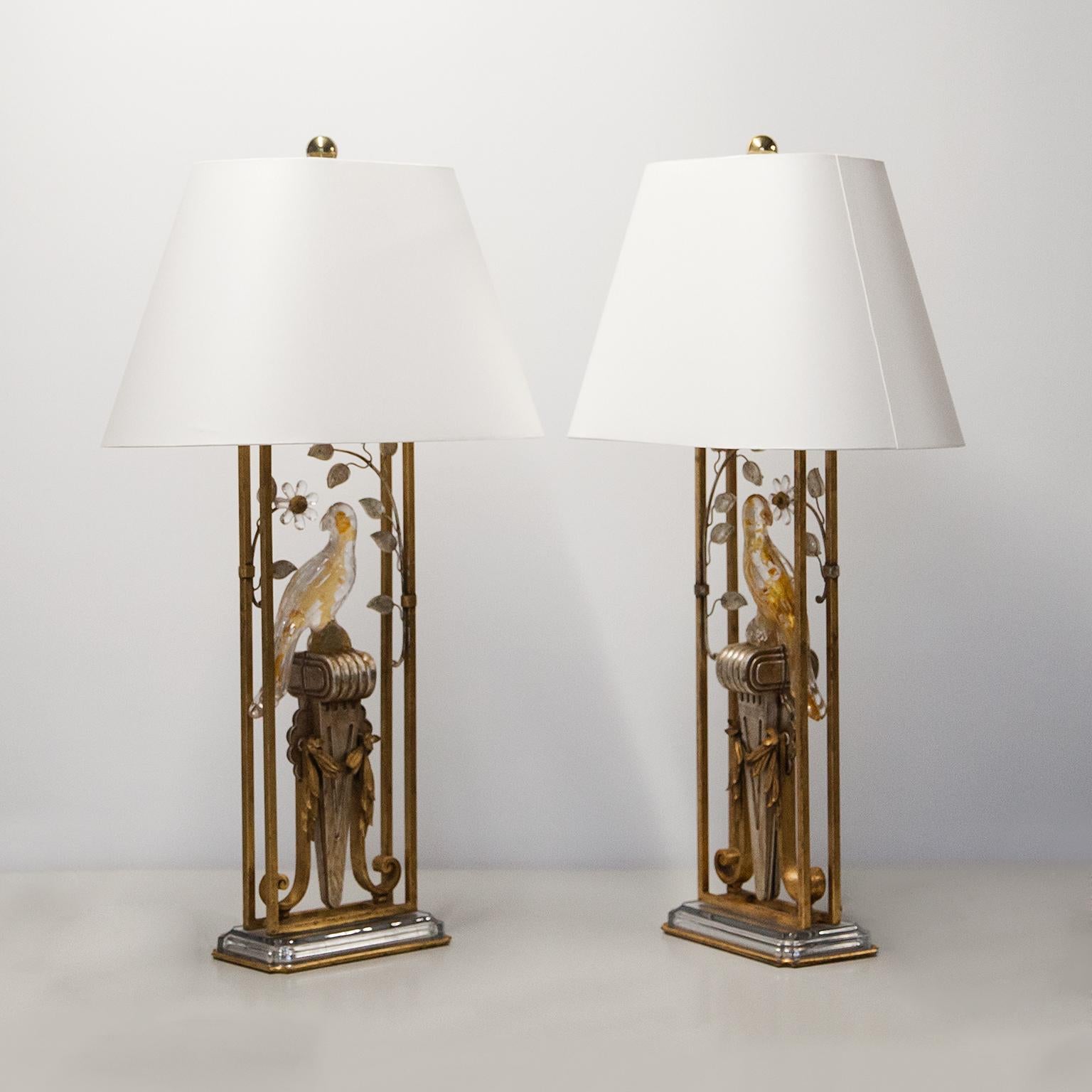 Meraviglioso design classico di Banci con fiori e viticci astratti in metallo dorato e vetro cristallo, ciascuno dei quali è cablato per due lampadine E 27.
Condizioni originali molto buone con due paralumi nuovi in carta bianca. Eccellenti