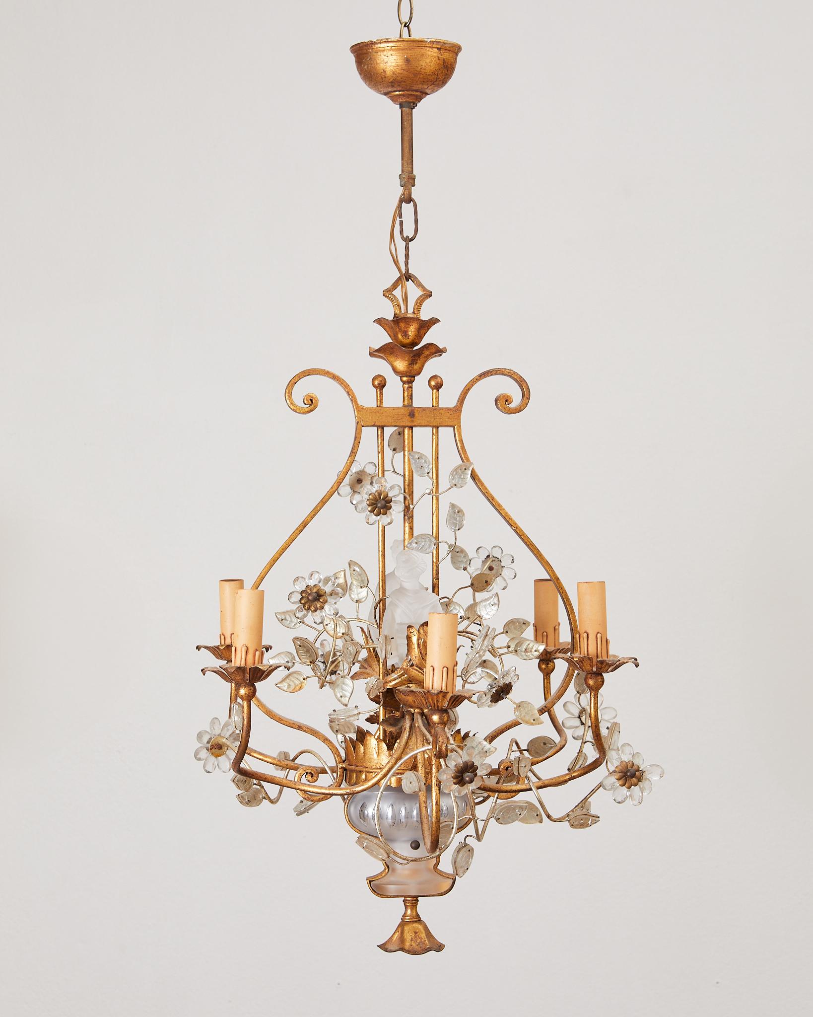 Banci Florenz,
Kronleuchter mit chinesischen Figuren aus Kristall verziert, 
Kristallblumen, vergoldeter Eisenrahmen,
Um 1970, Italien.
Höhe 95 cm, Breite 48 cm.