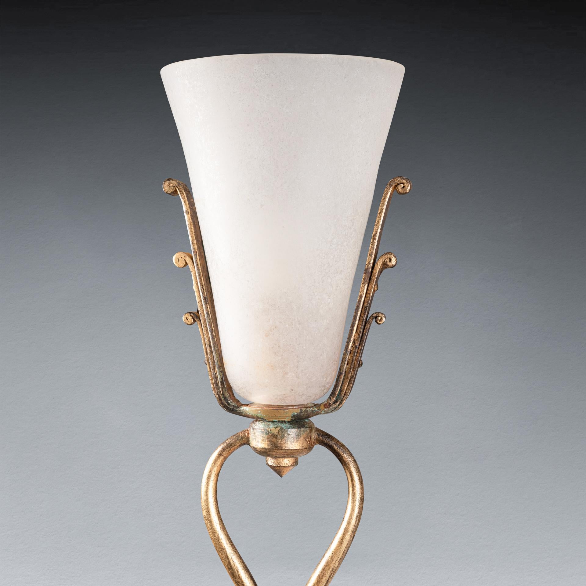 Milieu du XXe siècle Banci : ancien lampadaire en bronze doré  Avec abat-jour en verre - 1950/70 en vente