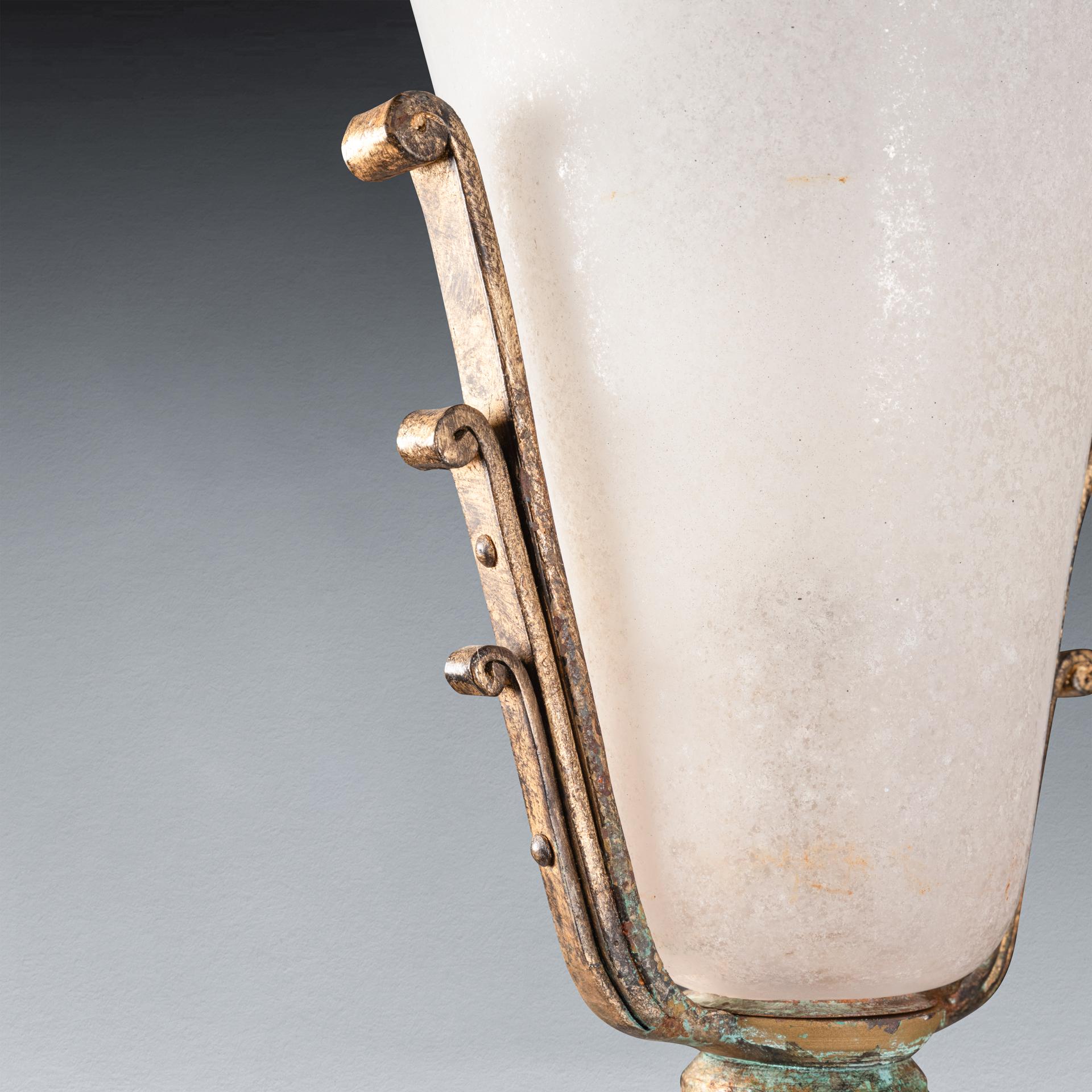 Bronze Banci : ancien lampadaire en bronze doré  Avec abat-jour en verre - 1950/70 en vente