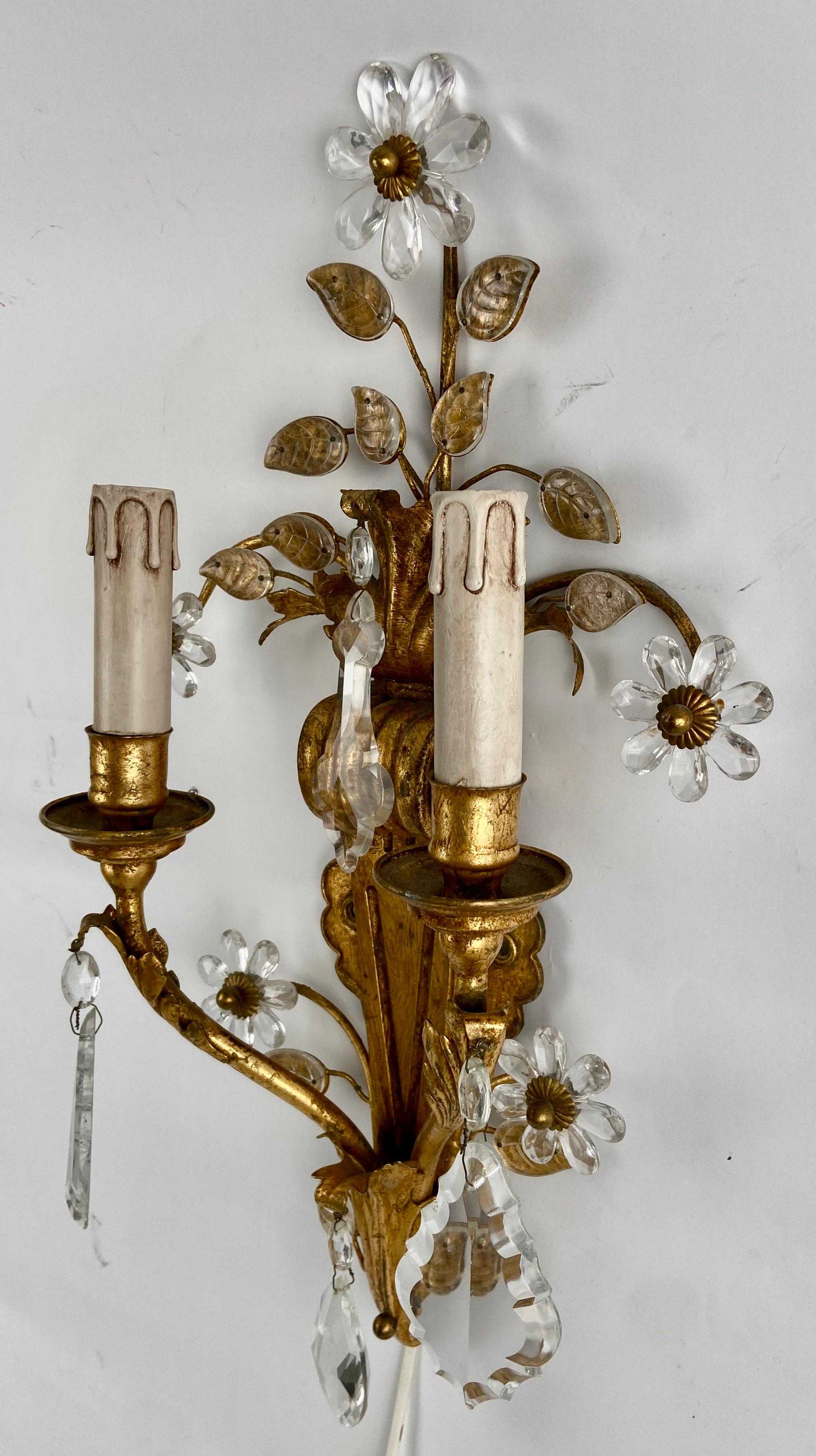 Hand-Carved Banci wall lamp, gilt and silvered For Sale