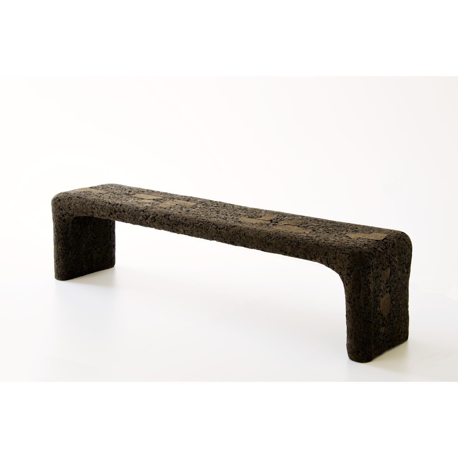 Banc Banco Fronteira by Domingos Tótora Estúdio
Dimensions : L 40 x D 190 x H 45 cm
Matériaux : Carton recyclé.

Domingo Tótora est né et a grandi à Maria da Fé, une ville de la région montagneuse de Minas Gerais, au Brésil. L'artiste a choisi le