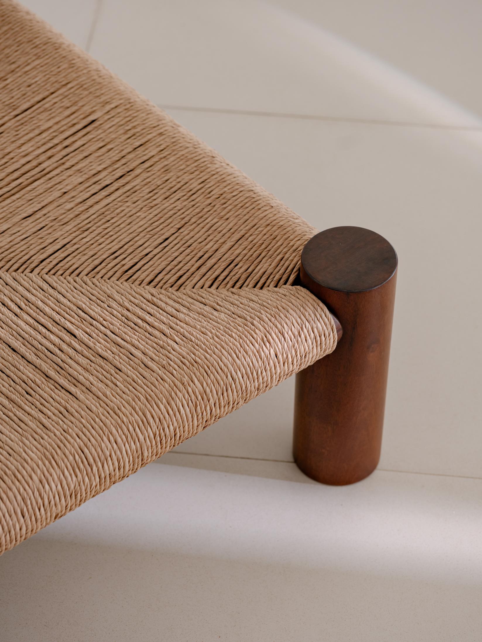 Postmoderne Banco Guarujá - Tabouret ou table d'appoint en Wood Naturel par Aurelio Martinez Flores en vente