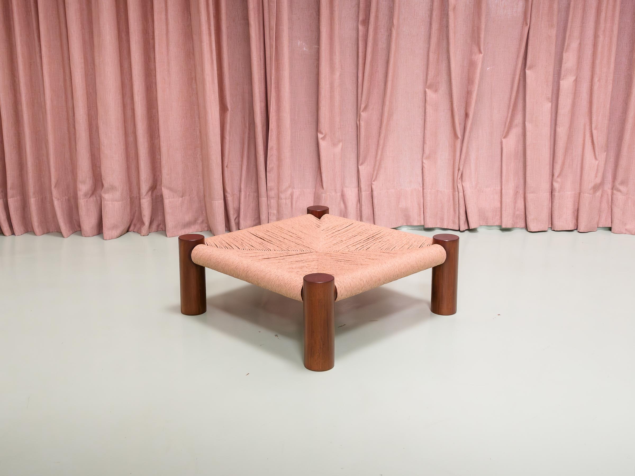 XXIe siècle et contemporain Banco Guarujá - Tabouret ou table d'appoint en Wood Naturel par Aurelio Martinez Flores en vente