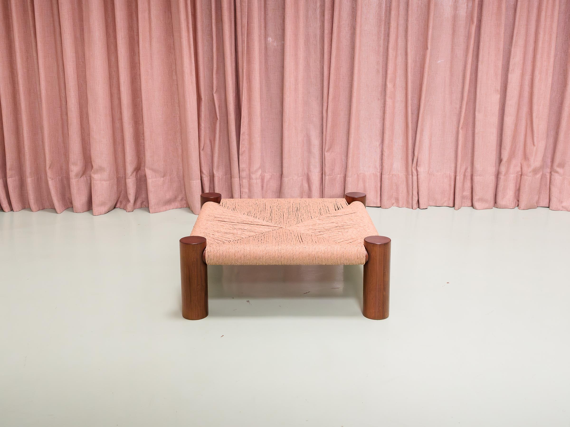 Corde en papier Banco Guarujá - Tabouret ou table d'appoint en Wood Naturel par Aurelio Martinez Flores en vente