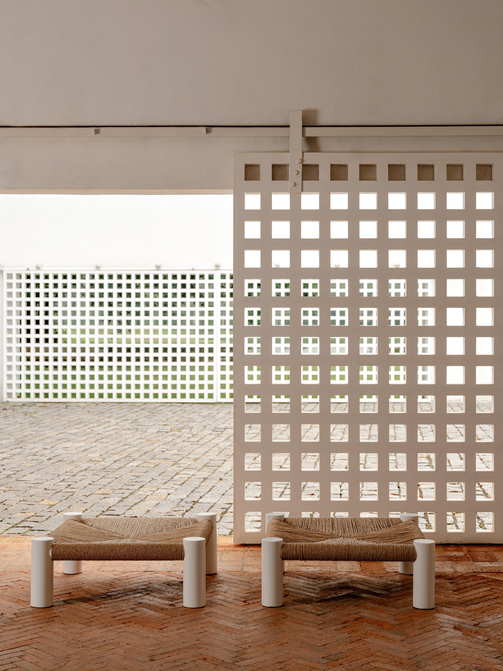 Banco Guarujá - Tabouret ou table d'appoint en blanc par Aurelio Martinez Flores en vente 4